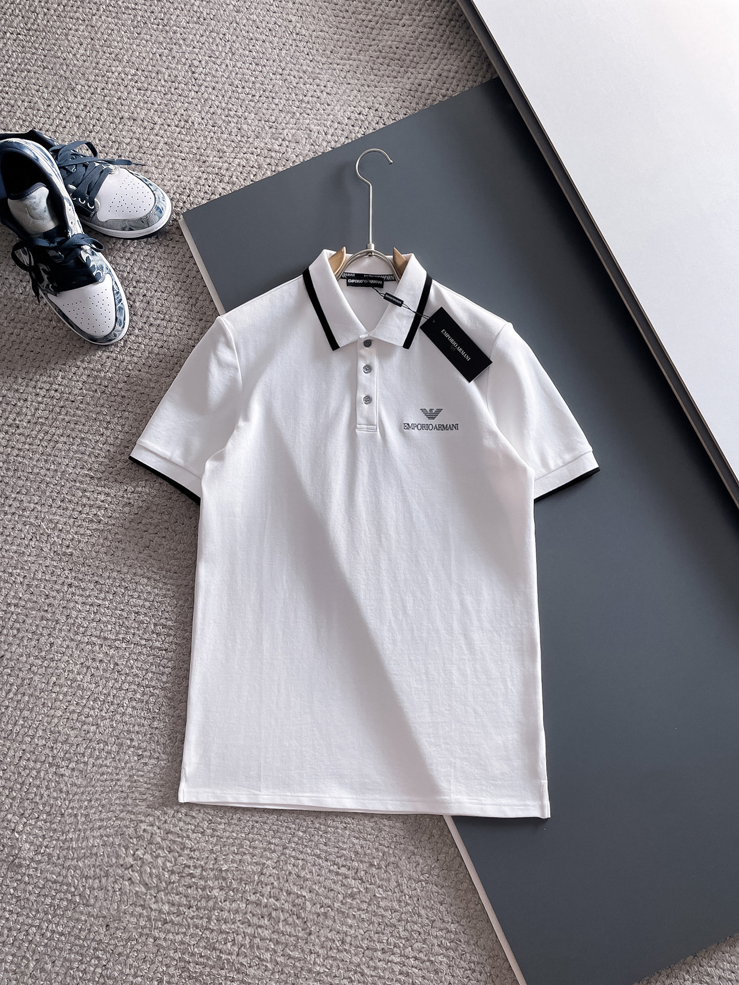 NO:484706,Armani 2025 spring and summer new polo collar short-sleeved series. Selected top-grade mercerized bead floor cotton fabrics, complete with three standards!  Fashionable brand elements logo design, the upper body style is excellent, the fabric is delicate, comfortable and breathable, and it is super good-looking and must-have for fashionable men!  Size M-3XL Color black, white Data reference M: bust 104cm-shoulder width 45cm-sleeved length 69cm-sleeved length 21cm L: bust 108cm-shoulder width 46cm-sleeved length 70cm-sleeved length 22cm XL: bust 112cm-shoulder width 47cm-sleeved length 71cm-sleeved length 23cm XXL: bust 116cm-shoulder width 48cm-sleeved length 72cm-sleeved length 24cm 3XL: bust 120cm-shoulder width 49cm-sleeved length 73cm-sleeved length 24cm, armani, T-shirt, alexander wang19860909阿玛尼 2025春夏新款polo领短袖系列.精选顶级丝光珠地棉面料,三标齐全！时尚大牌元素logo工艺设计,上身版型超赞,面料细腻舒适透气,随意搭配都超级好看时尚型男必备款哦！ 尺码M-3XL 颜色黑色,白色 数据参考 M码:胸围104cm-肩宽45cm-衣长69cm-袖长21cm L码:胸围108cm-肩宽46cm-衣长70cm-袖长22cm XL码:胸围112cm-肩宽47cm-衣长71cm-袖长23cm XXL码:胸围116cm-肩宽48cm-衣长72cm-袖长24cm 3XL码:胸围120cm-肩宽49cm-衣长73cm-袖长24cm,,armani,T-shirt,alexander wang,Men's clothing