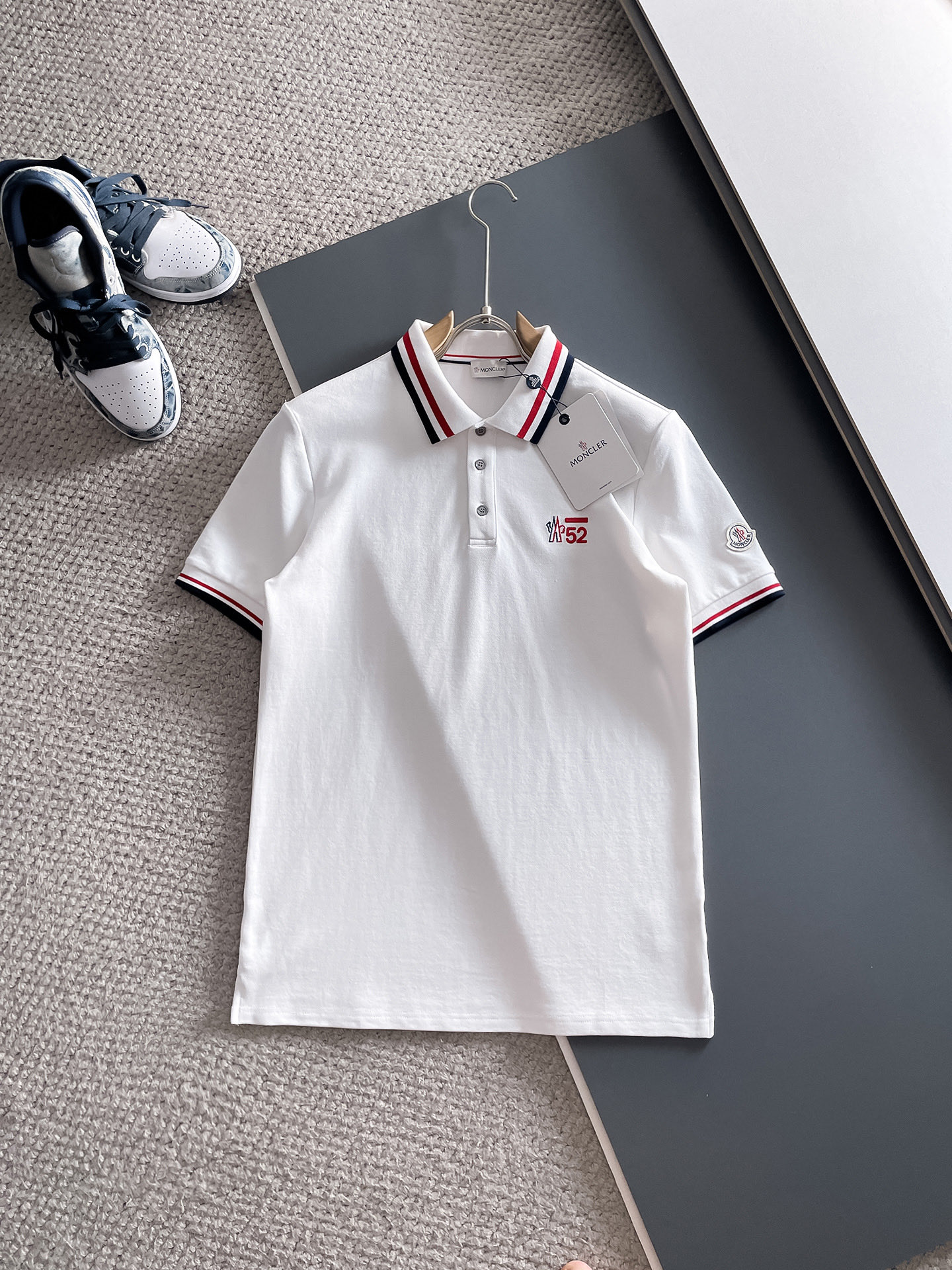 NO:484715,The new polo collar short-sleeved series of 2025 spring and summer. Selected top-grade mercerized bead floor cotton fabrics, complete with three specifications!  Fashionable brand elements logo design, the upper body style is excellent, the fabric is delicate, comfortable and breathable, and it is super good-looking and must-have for fashionable men!  Size M-3XL Color black, white Data reference M: bust 104cm-shoulder width 45cm-sleeved length 69cm-sleeved length 21cm L: bust 108cm-shoulder width 46cm-sleeved length 70cm-sleeved length 22cm XL: bust 112cm-shoulder width 47cm-sleeved length 71cm-sleeved length 23cm XXL: bust 116cm-shoulder width 48cm-sleeved length 72cm-sleeved length 24cm 3XL: bust 120cm-shoulder width 49cm-sleeved length 73cm-sleeved length 24cm, Moncler, T-shirt, alexander wang19860909蒙口 2025春夏新款polo领短袖系列.精选顶级丝光珠地棉面料,三标齐全！时尚大牌元素logo工艺设计,上身版型超赞,面料细腻舒适透气,随意搭配都超级好看时尚型男必备款哦！ 尺码M-3XL 颜色黑色,白色 数据参考 M码:胸围104cm-肩宽45cm-衣长69cm-袖长21cm L码:胸围108cm-肩宽46cm-衣长70cm-袖长22cm XL码:胸围112cm-肩宽47cm-衣长71cm-袖长23cm XXL码:胸围116cm-肩宽48cm-衣长72cm-袖长24cm 3XL码:胸围120cm-肩宽49cm-衣长73cm-袖长24cm,,Moncler,T-shirt,alexander wang,Men's clothing