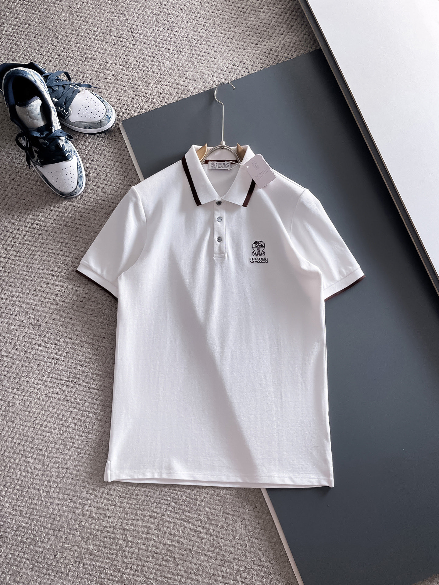 NO:484724,BC 2025 spring and summer new polo collar short-sleeved series. Selected top-grade mercerized bead floor cotton fabrics, complete with three standards!  Fashionable brand elements logo design, the upper body style is excellent, the fabric is delicate, comfortable and breathable, and it is super good-looking and must-have for fashionable men!  Size M-3XL Color black, white Data reference M: bust 104cm-shoulder width 45cm-sleeved length 69cm-sleeved length 21cm L: bust 108cm-shoulder width 46cm-sleeved length 70cm-sleeved length 22cm XL: bust 112cm-shoulder width 47cm-sleeved length 71cm-sleeved length 23cm XXL: bust 116cm-shoulder width 48cm-sleeved length 72cm-sleeved length 24cm 3XL: bust 120cm-shoulder width 49cm-sleeved length 73cm-sleeved length 24cm, T-shirt, alexander wang19860909BC 2025春夏新款polo领短袖系列.精选顶级丝光珠地棉面料,三标齐全！时尚大牌元素logo工艺设计,上身版型超赞,面料细腻舒适透气,随意搭配都超级好看时尚型男必备款哦！ 尺码M-3XL 颜色黑色,白色 数据参考 M码:胸围104cm-肩宽45cm-衣长69cm-袖长21cm L码:胸围108cm-肩宽46cm-衣长70cm-袖长22cm XL码:胸围112cm-肩宽47cm-衣长71cm-袖长23cm XXL码:胸围116cm-肩宽48cm-衣长72cm-袖长24cm 3XL码:胸围120cm-肩宽49cm-衣长73cm-袖长24cm,,T-shirt,alexander wang,Men's clothing