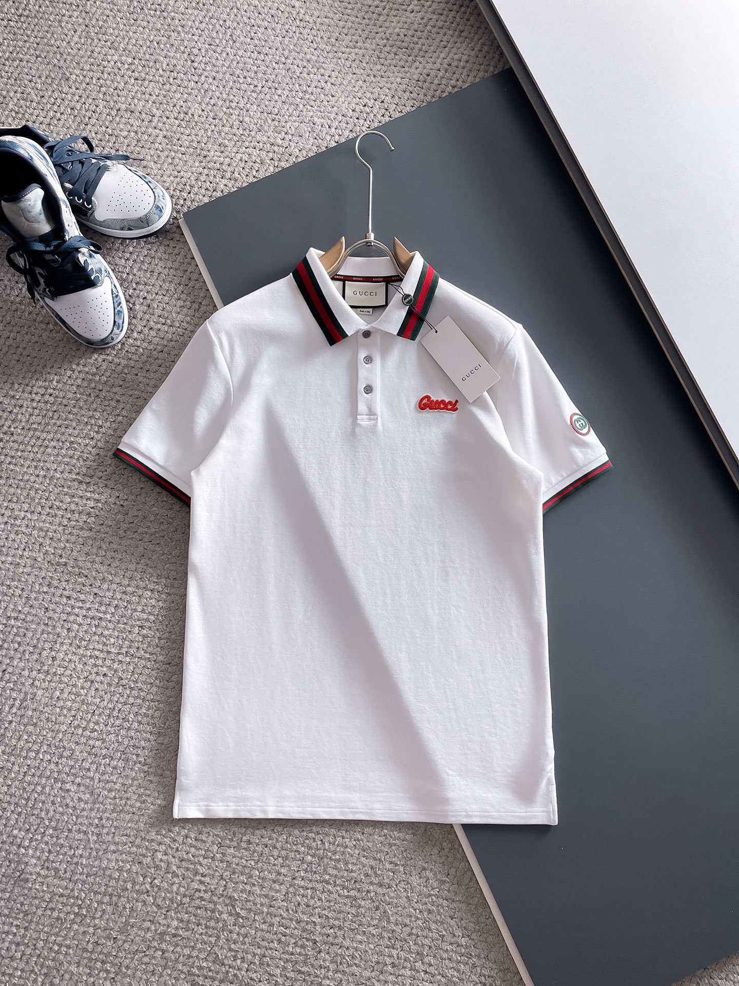 NO:484732,Gucci's new spring and summer 2025 polo collar short-sleeved series. Selected top-grade mercerized bead floor cotton fabrics, complete with three standards!  Fashionable brand elements logo design, the upper body style is excellent, the fabric is delicate, comfortable and breathable, and it is super good-looking and must-have for fashionable men!  Size M-3XL Color black, white Data reference M: bust 104cm-shoulder width 45cm-sleeved length 69cm-sleeved length 21cm L: bust 108cm-shoulder width 46cm-sleeved length 70cm-sleeved length 22cm XL: bust 112cm-shoulder width 47cm-sleeved length 71cm-sleeved length 23cm XXL: bust 116cm-shoulder width 48cm-sleeved length 72cm-sleeved length 24cm 3XL: bust 120cm-shoulder width 49cm-sleeved length 73cm-sleeved length 24cm, gucci, T-shirt, alexander wang19860909古驰 2025春夏新款polo领短袖系列.精选顶级丝光珠地棉面料,三标齐全！时尚大牌元素logo工艺设计,上身版型超赞,面料细腻舒适透气,随意搭配都超级好看时尚型男必备款哦！ 尺码M-3XL 颜色黑色,白色 数据参考 M码:胸围104cm-肩宽45cm-衣长69cm-袖长21cm L码:胸围108cm-肩宽46cm-衣长70cm-袖长22cm XL码:胸围112cm-肩宽47cm-衣长71cm-袖长23cm XXL码:胸围116cm-肩宽48cm-衣长72cm-袖长24cm 3XL码:胸围120cm-肩宽49cm-衣长73cm-袖长24cm,,gucci,T-shirt,alexander wang,Men's clothing