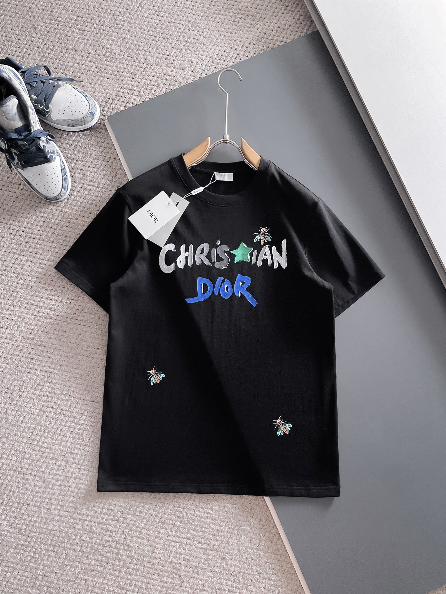 NO:484663,.Dior exclusively offers new original single men's casual short sleeves, high-end customization, high-end version, fashionable and versatile imported fabric, super soft and delicate, skin-friendly and comfortable to wear, high-end boutique, OEM fine-made top body, very good, men's essential items, three-standard complete color, black and white, Size S-2XL Size S shoulder width 46, bust 102, 66, sleeve length 22, M Size Shoulder width 47, bust 106, 67, sleeve length 23, L Size Shoulder width 48, bust 110, 68, sleeve length 24, XL Size Shoulder width 49, bust 114, 69, sleeve length 25, 2XL Size Shoulder width 50, bust 116, 70, sleeve length 26,,dior,dior,T-shirt,alexander wang19860909.Dior迪奥独家专供新款原单男士休闲短袖 高端定制 高版本 时尚百搭爆款进口面料 手感超柔软细腻 穿着亲肤舒适 高端精品 代工厂精细做上身非常赞 男士必备单品 三标齐全 颜色黑色白色 尺码S-2XL S码肩宽46 胸围102 衣长66 袖长22 M码肩宽47 胸围106 衣长67 袖长23 L码肩宽48 胸围110 衣长68 袖长24 XL码肩宽49 胸围114 衣长69 袖长25 2XL码肩宽50 胸围116 衣长70 袖长26,,dior,dior,T-shirt,alexander wang,Men's clothing