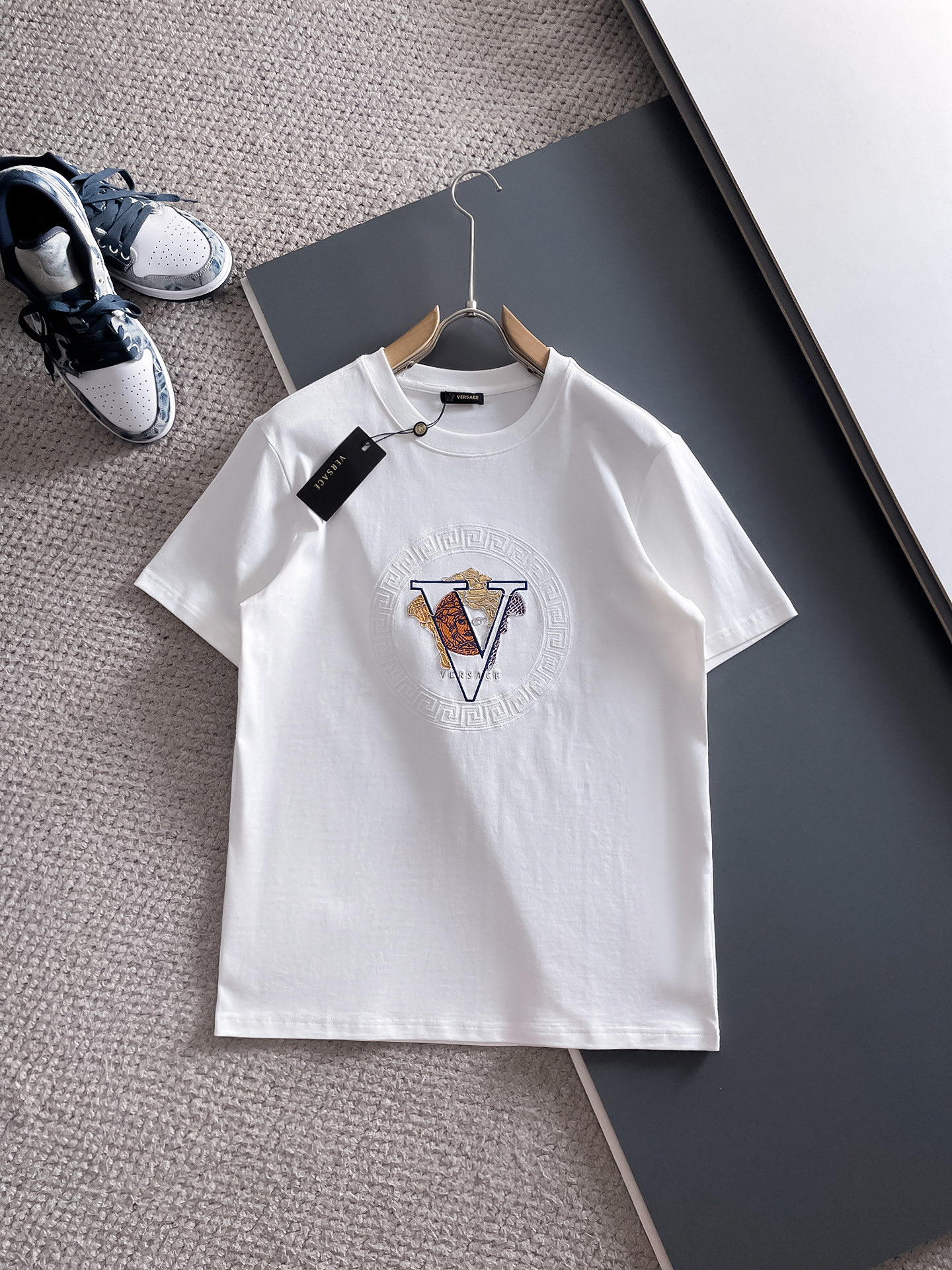 NO:484676,Versace exclusively for new original single men's casual short sleeves, high-end customization, high-end version, fashionable and versatile imported fabric, super soft and delicate, skin-friendly and comfortable to wear, high-end boutique, OEM fine-made top body, very good, men's essential items, three-standard complete color, black and white, Size S-2XL Size S shoulder width 46, bust 102, 66, sleeve length 22, M Size Shoulder width 47, bust 106, 67, sleeve length 23, L Size Shoulder width 48, bust 110, 68, sleeve length 24, XL Size Shoulder width 49, bust 114, 69, sleeve length 25, 2XL Size Shoulder width 50, bust 116, 70, sleeve length 26,,versace,versace,T-shirt,alexander wang19860909Versace 范思哲 独家专供新款原单男士休闲短袖 高端定制 高版本 时尚百搭爆款进口面料 手感超柔软细腻 穿着亲肤舒适 高端精品 代工厂精细做上身非常赞 男士必备单品 三标齐全 颜色黑色白色 尺码S-2XL S码肩宽46 胸围102 衣长66 袖长22 M码肩宽47 胸围106 衣长67 袖长23 L码肩宽48 胸围110 衣长68 袖长24 XL码肩宽49 胸围114 衣长69 袖长25 2XL码肩宽50 胸围116 衣长70 袖长26,,versace,versace,T-shirt,alexander wang,Men's clothing