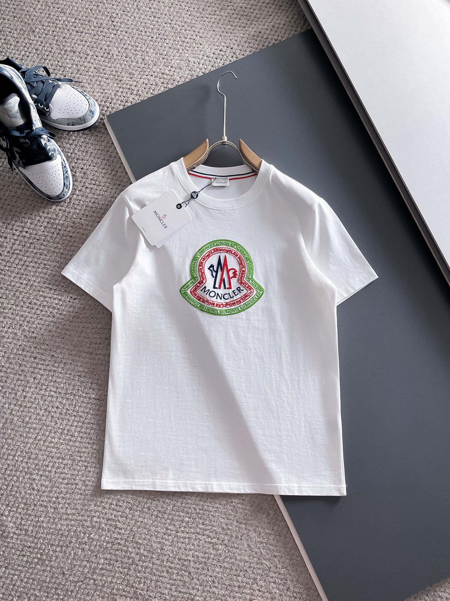 NO:484682,Moncker exclusively offers new original single men's casual short sleeves, high-end customization, high-end version, fashionable and versatile imported fabric, super soft and delicate, skin-friendly and comfortable to wear, high-end boutique, OEM fine-made top body, very good, men's essential items, three-standards, complete color, black and white, Size S-2XL Size S shoulder width 46, bust 102, 66, sleeve length 22, M Size Shoulder width 47, bust 106, 67, sleeve length 23, L Size Shoulder width 48, bust 110, 68, sleeve length 24, XL Size Shoulder width 49, bust 114, 69, sleeve length 25, 2XL Size Shoulder width 50, bust 116, 70, sleeve length 26,, Moncler, T-shirt, alexander wang19860909Moncker 蒙口独家专供新款原单男士休闲短袖 高端定制 高版本 时尚百搭爆款进口面料 手感超柔软细腻 穿着亲肤舒适 高端精品 代工厂精细做上身非常赞 男士必备单品 三标齐全 颜色黑色白色 尺码S-2XL S码肩宽46 胸围102 衣长66 袖长22 M码肩宽47 胸围106 衣长67 袖长23 L码肩宽48 胸围110 衣长68 袖长24 XL码肩宽49 胸围114 衣长69 袖长25 2XL码肩宽50 胸围116 衣长70 袖长26,,Moncler,T-shirt,alexander wang,Men's clothing