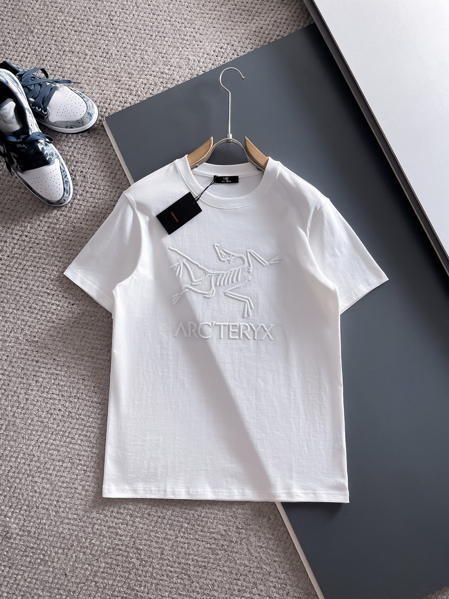 NO:484690,Archaeopteryx exclusively offers new original single men's casual short sleeves, high-end customization, high-end version, fashionable and versatile imported fabric, super soft and delicate, skin-friendly and comfortable to wear, high-end boutique, OEM fine-made top body, very good, men's essential items, three-standards, color black and white, Size S-2XL Size S shoulder width 46, bust 102, 66, sleeve length 22, M Size Shoulder width 47, bust 106, 67, sleeve length 23, L Size Shoulder width 48, bust 110, 68, sleeve length 24, XL Size Shoulder width 49, bust 114, 69, sleeve length 25, 2XL Size Shoulder width 50, bust 116, 70, sleeve length 26, arc'teryx, T-shirt, alexander wang19860909始祖鸟独家专供新款原单男士休闲短袖 高端定制 高版本 时尚百搭爆款进口面料 手感超柔软细腻 穿着亲肤舒适 高端精品 代工厂精细做上身非常赞 男士必备单品 三标齐全 颜色黑色白色 尺码S-2XL S码肩宽46 胸围102 衣长66 袖长22 M码肩宽47 胸围106 衣长67 袖长23 L码肩宽48 胸围110 衣长68 袖长24 XL码肩宽49 胸围114 衣长69 袖长25 2XL码肩宽50 胸围116 衣长70 袖长26,arc'teryx,T-shirt,alexander wang,Men's clothing