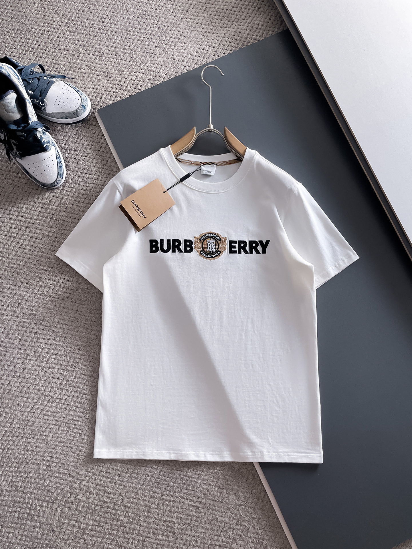 NO:484697,Burberry exclusively offers new original single men's casual short sleeves, high-end customization, high-end version, fashionable and versatile imported fabric, super soft and delicate, skin-friendly and comfortable to wear, high-end boutique, OEM fine-made, very good for the body, men's essential items, three-standards, complete color, black and white, Size S-2XL Size Shoulder width 46, bust 102, 66, sleeve length 22, M Size Shoulder width 47, bust 106, 67, sleeve length 23, L Size Shoulder width 48, bust 110, 68, sleeve length 24, XL Size Shoulder width 49, bust 114, 69, sleeve length 25, 2XL Size Shoulder width 50, bust 116, 70, sleeve length 26,,burberry,burberry,T-shirt,alexander wang19860909Burberry 巴宝莉独家专供新款原单男士休闲短袖 高端定制 高版本 时尚百搭爆款进口面料 手感超柔软细腻 穿着亲肤舒适 高端精品 代工厂精细做上身非常赞 男士必备单品 三标齐全 颜色黑色白色 尺码S-2XL S码肩宽46 胸围102 衣长66 袖长22 M码肩宽47 胸围106 衣长67 袖长23 L码肩宽48 胸围110 衣长68 袖长24 XL码肩宽49 胸围114 衣长69 袖长25 2XL码肩宽50 胸围116 衣长70 袖长26,,burberry,burberry,T-shirt,alexander wang,Men's clothing