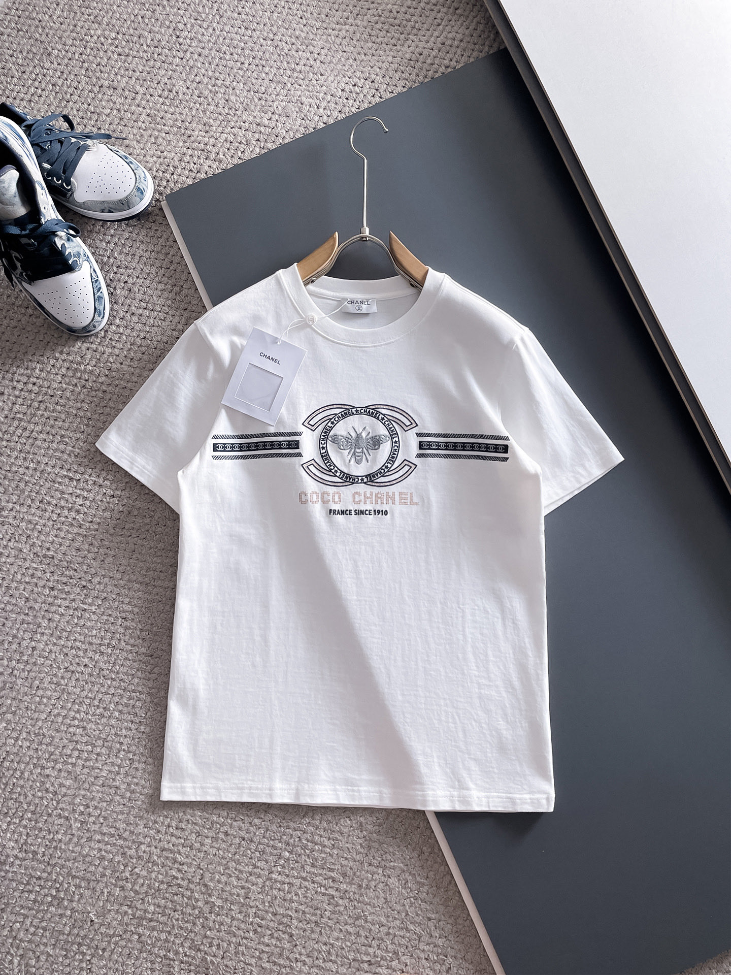 NO:484704,Chanel exclusively offers new original single men's casual short sleeves, high-end customization, high-end version, fashionable and versatile imported fabric, super soft and delicate, skin-friendly and comfortable to wear, high-end boutique, OEM fine-made top body, very good, men's essential items, three-standard complete color, black and white, Size S-2XL Size S-2XL Size Shoulder width 46, bust 102, 66, sleeve length 22, M Size Shoulder width 47, bust 106, 67, sleeve length 23, L Size Shoulder width 48, bust 110, 68, sleeve length 24, XL Size Shoulder width 49, bust 114, 69, sleeve length 25, 2XL Size Shoulder width 50, bust 116, 70, sleeve length 26,,chanel, chanel, T-shirt, alexander wang19860909Chanel 香奈儿独家专供新款原单男士休闲短袖 高端定制 高版本 时尚百搭爆款进口面料 手感超柔软细腻 穿着亲肤舒适 高端精品 代工厂精细做上身非常赞 男士必备单品 三标齐全 颜色黑色白色 尺码S-2XL S码肩宽46 胸围102 衣长66 袖长22 M码肩宽47 胸围106 衣长67 袖长23 L码肩宽48 胸围110 衣长68 袖长24 XL码肩宽49 胸围114 衣长69 袖长25 2XL码肩宽50 胸围116 衣长70 袖长26,,chanel,chanel,T-shirt,alexander wang,Men's clothing