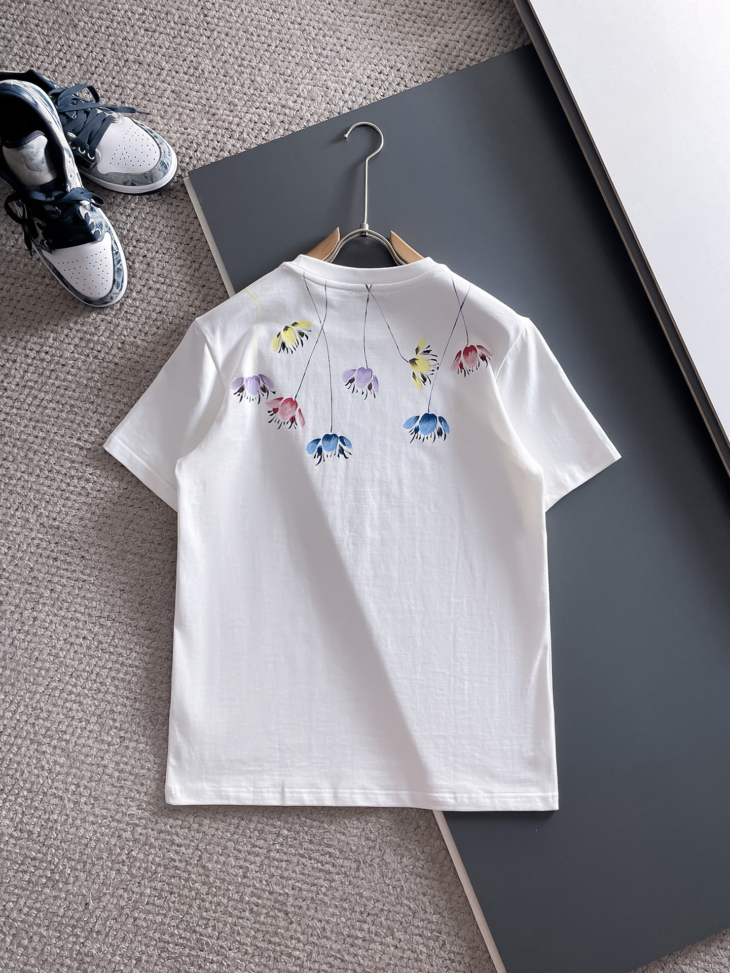 NO:484714,Loewe exclusively offers new original single men's casual short sleeves, high-end customization, high-end version, fashionable and versatile imported fabric, super soft and delicate, skin-friendly and comfortable to wear, high-end boutique, OEM fine-made top body, very good, men's essential items, three-standards, complete color, black and white, Size S-2XL Size Shoulder width 46, bust 102, 66, sleeve length 22, M Size Shoulder width 47, bust 106, 67, sleeve length 23, L Size Shoulder width 48, bust 110, 68, sleeve length 24, XL Size Shoulder width 49, bust 114, 69, sleeve length 25, 2XL Size Shoulder width 50, bust 116, 70, sleeve length 26,,loewe,loewe,T-shirt,alexander wang19860909Loewe 罗意威独家专供新款原单男士休闲短袖 高端定制 高版本 时尚百搭爆款进口面料 手感超柔软细腻 穿着亲肤舒适 高端精品 代工厂精细做上身非常赞 男士必备单品 三标齐全 颜色黑色白色 尺码S-2XL S码肩宽46 胸围102 衣长66 袖长22 M码肩宽47 胸围106 衣长67 袖长23 L码肩宽48 胸围110 衣长68 袖长24 XL码肩宽49 胸围114 衣长69 袖长25 2XL码肩宽50 胸围116 衣长70 袖长26,,loewe,loewe,T-shirt,alexander wang,Men's clothing