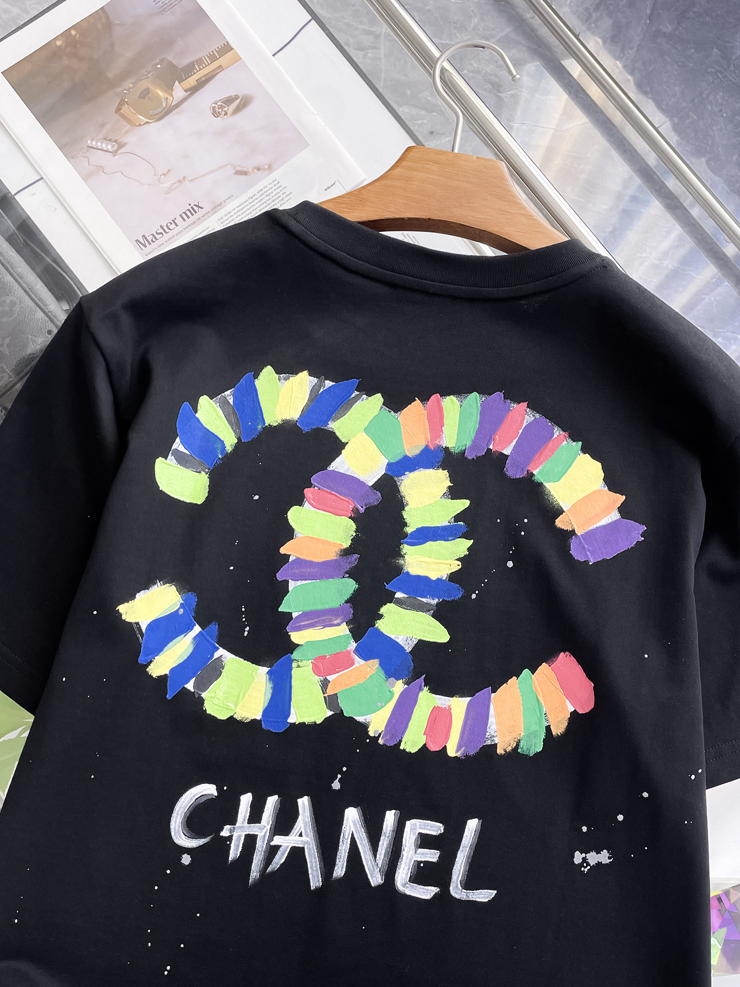 P120 Chanel 香奈儿💥独家专供新款原单男士休闲短袖 高端定制 高版本 时尚百搭爆款⚠️⚠️✨✨进口面料 手感超柔软细腻  穿着亲肤舒适 高端精品 代工厂精细做工 上身非常赞 男士必备单品 三标齐全 
颜色：黑色白色
尺码：S-2XL
S码：肩宽46 胸围102 衣长66 袖长22
M码：肩宽47 胸围106 衣长67 袖长23
L码：肩宽48 胸围110 衣长68 袖长24
XL码：肩宽49 胸围114 衣长69 袖长25
2XL码：肩宽50 胸围116 衣长70 袖长26