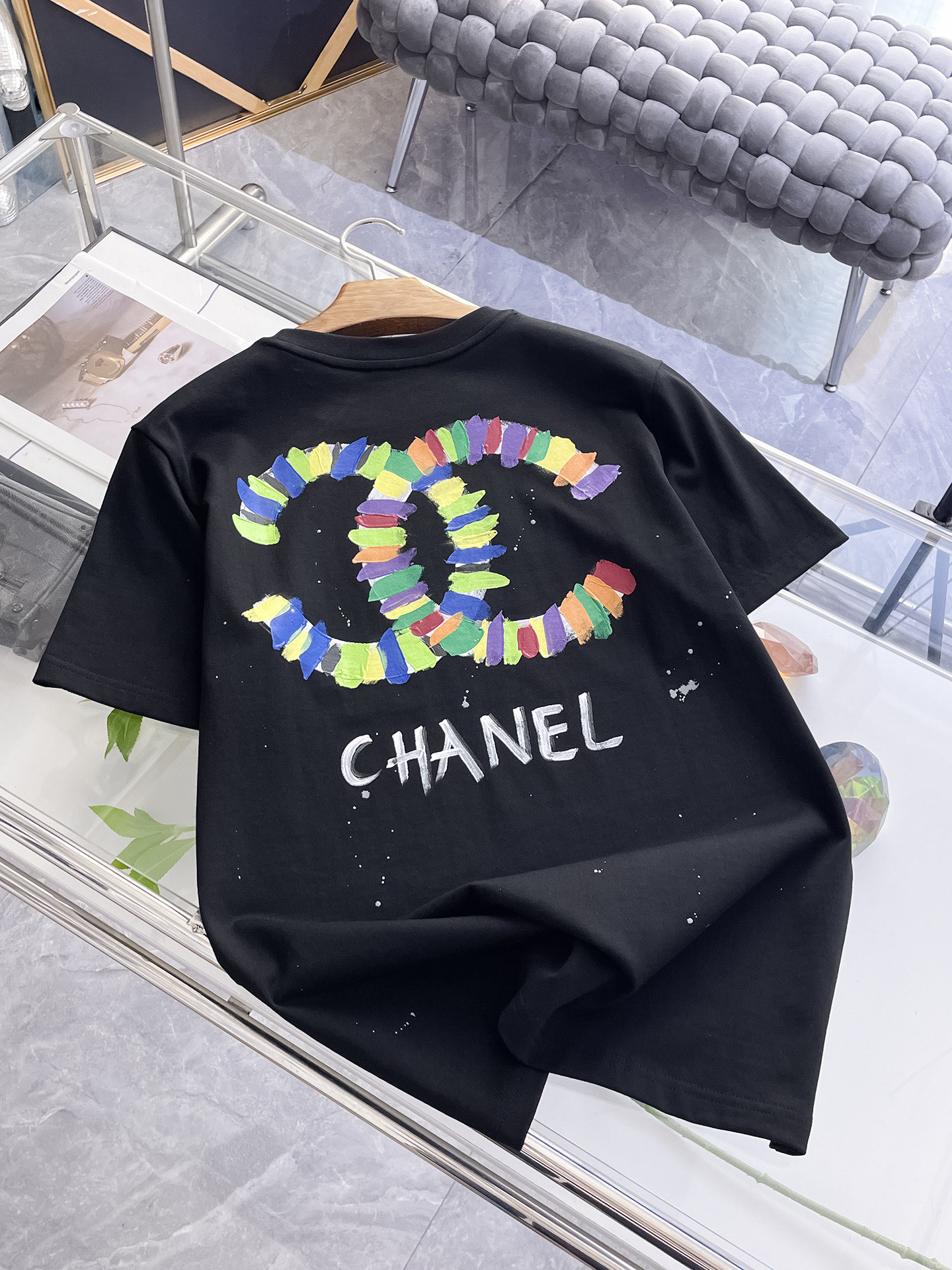 P120 Chanel 香奈儿💥独家专供新款原单男士休闲短袖 高端定制 高版本 时尚百搭爆款⚠️⚠️✨✨进口面料 手感超柔软细腻  穿着亲肤舒适 高端精品 代工厂精细做工 上身非常赞 男士必备单品 三标齐全 
颜色：黑色白色
尺码：S-2XL
S码：肩宽46 胸围102 衣长66 袖长22
M码：肩宽47 胸围106 衣长67 袖长23
L码：肩宽48 胸围110 衣长68 袖长24
XL码：肩宽49 胸围114 衣长69 袖长25
2XL码：肩宽50 胸围116 衣长70 袖长26