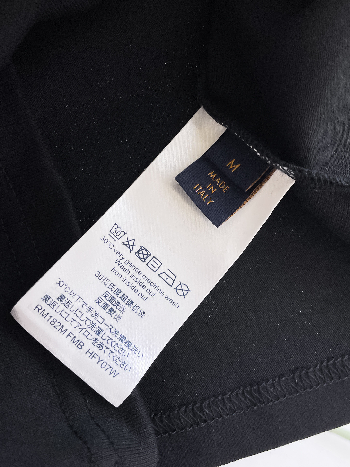P120 LV 路易威登💥独家专供新款原单男士休闲短袖 高端定制 高版本 时尚百搭爆款⚠️⚠️✨✨进口面料 手感超柔软细腻  穿着亲肤舒适 高端精品 代工厂精细做工 上身非常赞 男士必备单品 三标齐全 
颜色：黑色白色
尺码：S-2XL
S码：肩宽46 胸围102 衣长66 袖长22
M码：肩宽47 胸围106 衣长67 袖长23
L码：肩宽48 胸围110 衣长68 袖长24
XL码：肩宽49 胸围114 衣长69 袖长25
2XL码：肩宽50 胸围116 衣长70 袖长26