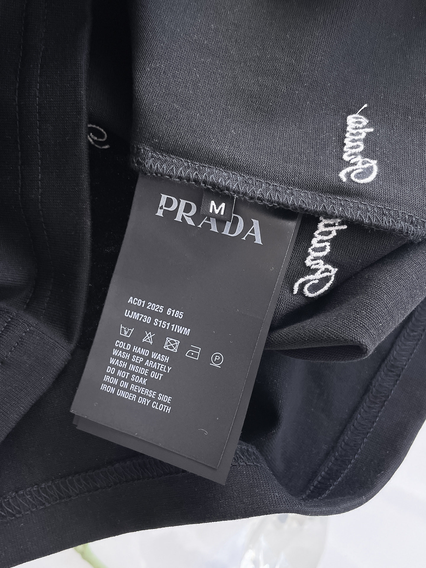 P120 Prada 普拉达💥独家专供新款原单男士休闲短袖 高端定制 高版本 时尚百搭爆款⚠️⚠️✨✨进口面料 手感超柔软细腻  穿着亲肤舒适 高端精品 代工厂精细做工 上身非常赞 男士必备单品 三标齐全 
颜色：黑色白色
尺码：S-2XL
S码：肩宽46 胸围102 衣长66 袖长22
M码：肩宽47 胸围106 衣长67 袖长23
L码：肩宽48 胸围110 衣长68 袖长24
XL码：肩宽49 胸围114 衣长69 袖长25
2XL码：肩宽50 胸围116 衣长70 袖长26