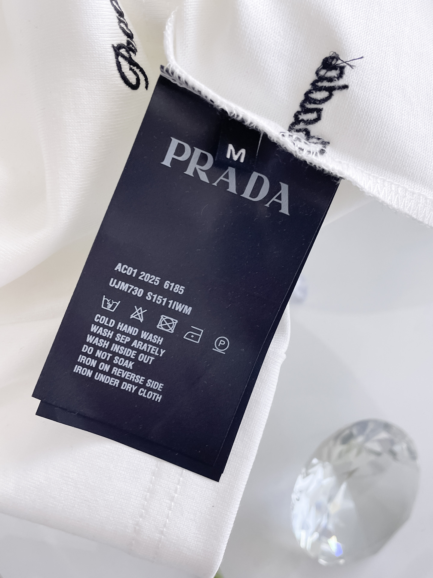 P120 Prada 普拉达💥独家专供新款原单男士休闲短袖 高端定制 高版本 时尚百搭爆款⚠️⚠️✨✨进口面料 手感超柔软细腻  穿着亲肤舒适 高端精品 代工厂精细做工 上身非常赞 男士必备单品 三标齐全 
颜色：黑色白色
尺码：S-2XL
S码：肩宽46 胸围102 衣长66 袖长22
M码：肩宽47 胸围106 衣长67 袖长23
L码：肩宽48 胸围110 衣长68 袖长24
XL码：肩宽49 胸围114 衣长69 袖长25
2XL码：肩宽50 胸围116 衣长70 袖长26