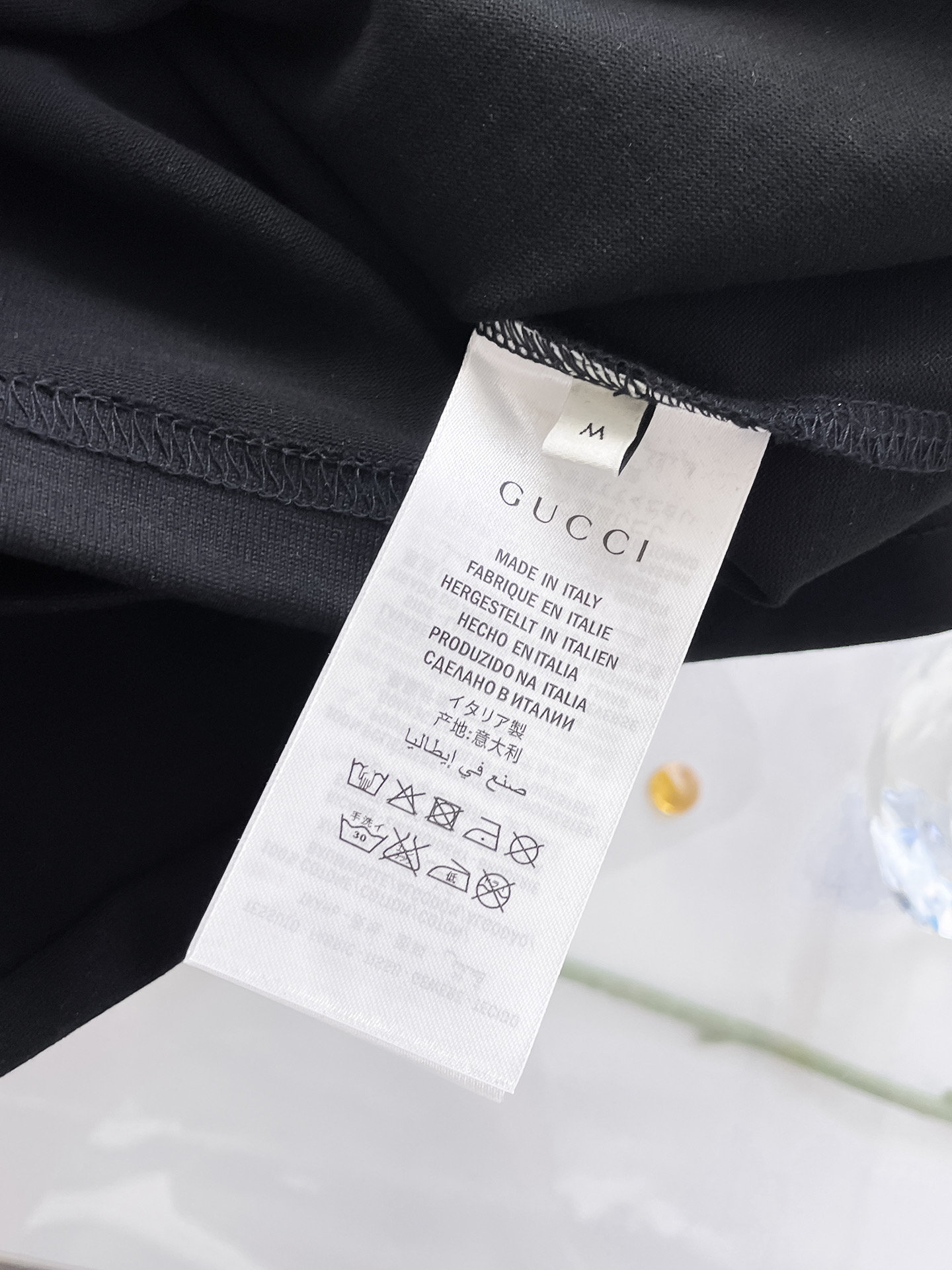 P120 Gucci 古驰💥独家专供新款原单男士休闲短袖 高端定制 高版本 时尚百搭爆款⚠️⚠️✨✨进口面料 手感超柔软细腻  穿着亲肤舒适 高端精品 代工厂精细做工 上身非常赞 男士必备单品 三标齐全 
颜色：黑色白色
尺码：S-2XL
S码：肩宽46 胸围102 衣长66 袖长22
M码：肩宽47 胸围106 衣长67 袖长23
L码：肩宽48 胸围110 衣长68 袖长24
XL码：肩宽49 胸围114 衣长69 袖长25
2XL码：肩宽50 胸围116 衣长70 袖长26