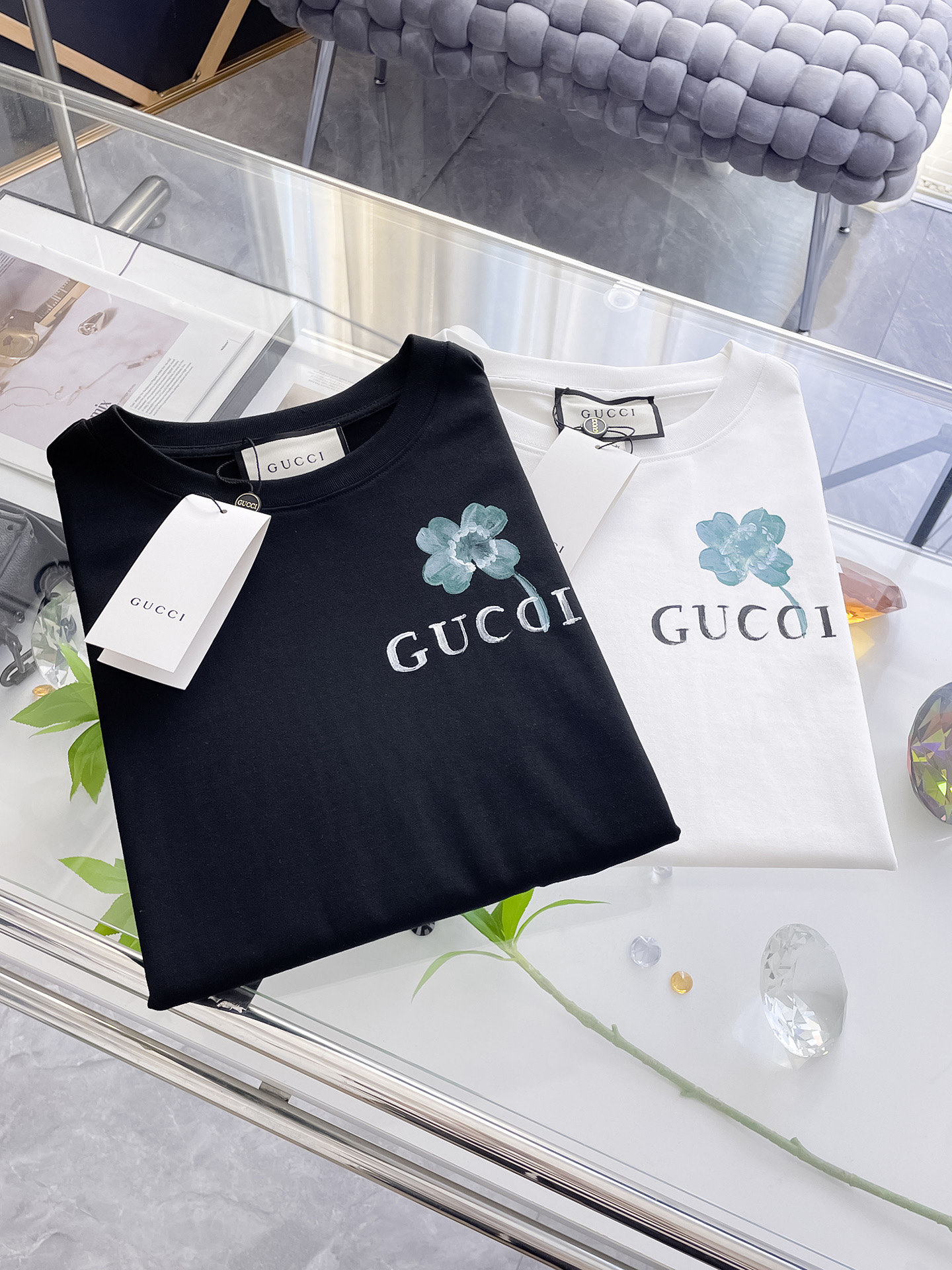 P120 Gucci 古驰💥独家专供新款原单男士休闲短袖 高端定制 高版本 时尚百搭爆款⚠️⚠️✨✨进口面料 手感超柔软细腻  穿着亲肤舒适 高端精品 代工厂精细做工 上身非常赞 男士必备单品 三标齐全 
颜色：黑色白色
尺码：S-2XL
S码：肩宽46 胸围102 衣长66 袖长22
M码：肩宽47 胸围106 衣长67 袖长23
L码：肩宽48 胸围110 衣长68 袖长24
XL码：肩宽49 胸围114 衣长69 袖长25
2XL码：肩宽50 胸围116 衣长70 袖长26