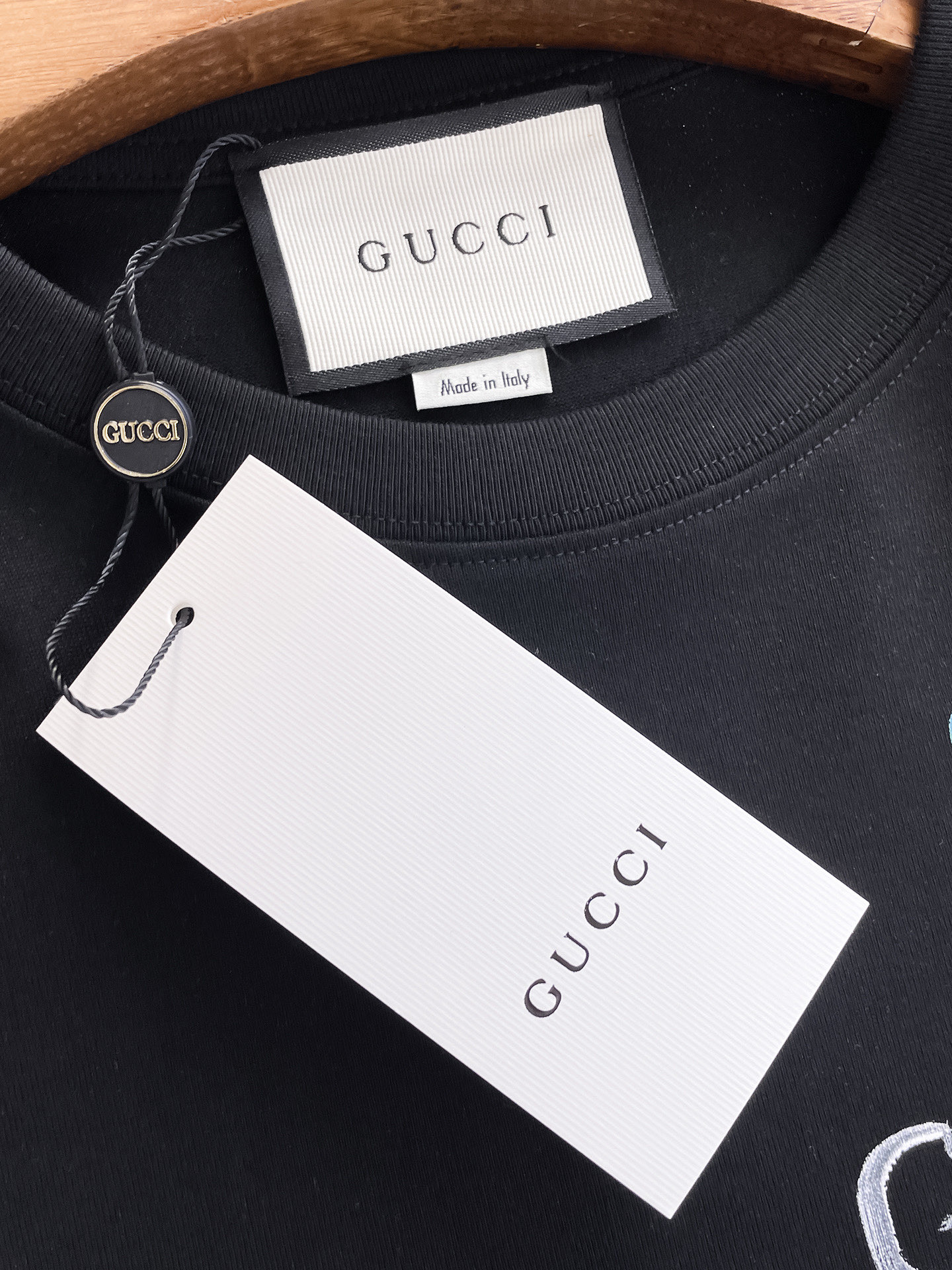 P120 Gucci 古驰💥独家专供新款原单男士休闲短袖 高端定制 高版本 时尚百搭爆款⚠️⚠️✨✨进口面料 手感超柔软细腻  穿着亲肤舒适 高端精品 代工厂精细做工 上身非常赞 男士必备单品 三标齐全 
颜色：黑色白色
尺码：S-2XL
S码：肩宽46 胸围102 衣长66 袖长22
M码：肩宽47 胸围106 衣长67 袖长23
L码：肩宽48 胸围110 衣长68 袖长24
XL码：肩宽49 胸围114 衣长69 袖长25
2XL码：肩宽50 胸围116 衣长70 袖长26