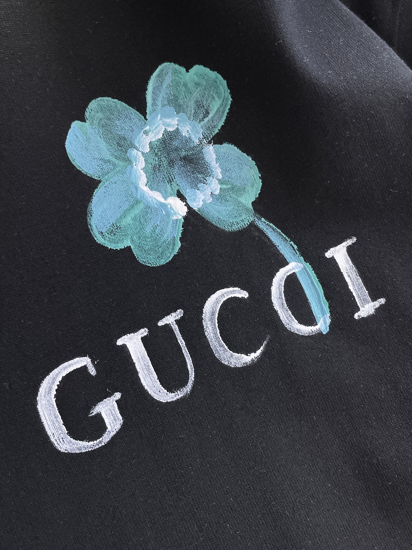P120 Gucci 古驰💥独家专供新款原单男士休闲短袖 高端定制 高版本 时尚百搭爆款⚠️⚠️✨✨进口面料 手感超柔软细腻  穿着亲肤舒适 高端精品 代工厂精细做工 上身非常赞 男士必备单品 三标齐全 
颜色：黑色白色
尺码：S-2XL
S码：肩宽46 胸围102 衣长66 袖长22
M码：肩宽47 胸围106 衣长67 袖长23
L码：肩宽48 胸围110 衣长68 袖长24
XL码：肩宽49 胸围114 衣长69 袖长25
2XL码：肩宽50 胸围116 衣长70 袖长26