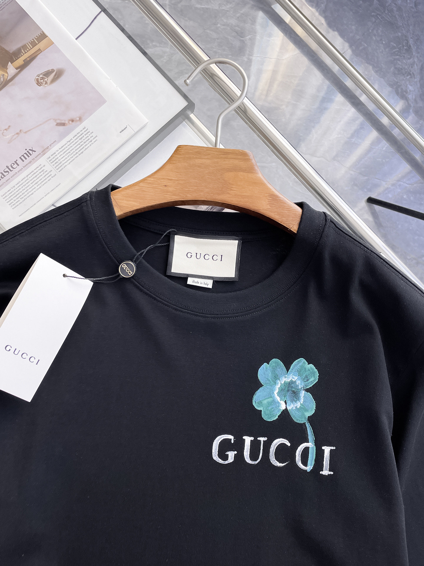 P120 Gucci 古驰💥独家专供新款原单男士休闲短袖 高端定制 高版本 时尚百搭爆款⚠️⚠️✨✨进口面料 手感超柔软细腻  穿着亲肤舒适 高端精品 代工厂精细做工 上身非常赞 男士必备单品 三标齐全 
颜色：黑色白色
尺码：S-2XL
S码：肩宽46 胸围102 衣长66 袖长22
M码：肩宽47 胸围106 衣长67 袖长23
L码：肩宽48 胸围110 衣长68 袖长24
XL码：肩宽49 胸围114 衣长69 袖长25
2XL码：肩宽50 胸围116 衣长70 袖长26