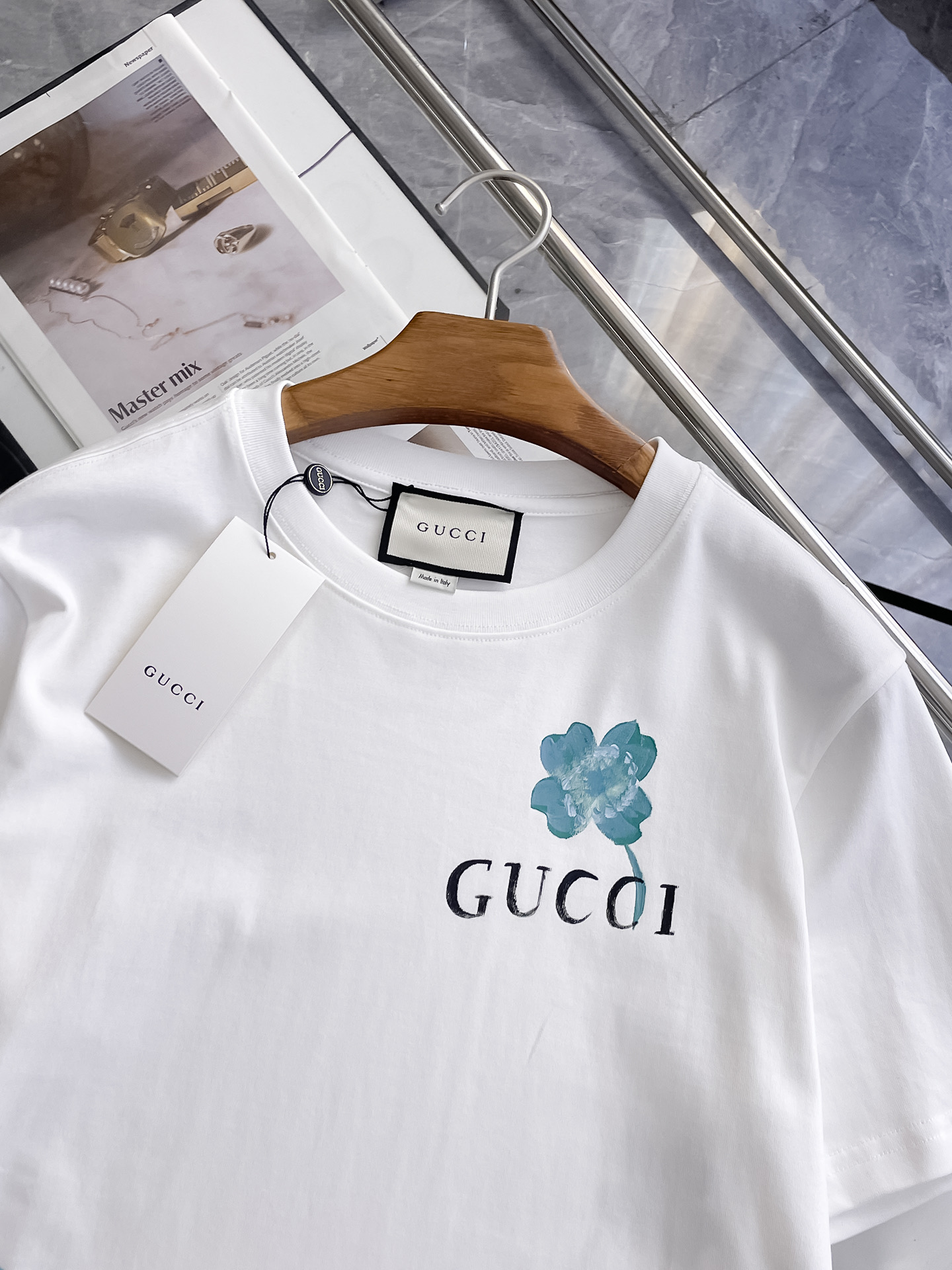 P120 Gucci 古驰💥独家专供新款原单男士休闲短袖 高端定制 高版本 时尚百搭爆款⚠️⚠️✨✨进口面料 手感超柔软细腻  穿着亲肤舒适 高端精品 代工厂精细做工 上身非常赞 男士必备单品 三标齐全 
颜色：黑色白色
尺码：S-2XL
S码：肩宽46 胸围102 衣长66 袖长22
M码：肩宽47 胸围106 衣长67 袖长23
L码：肩宽48 胸围110 衣长68 袖长24
XL码：肩宽49 胸围114 衣长69 袖长25
2XL码：肩宽50 胸围116 衣长70 袖长26
