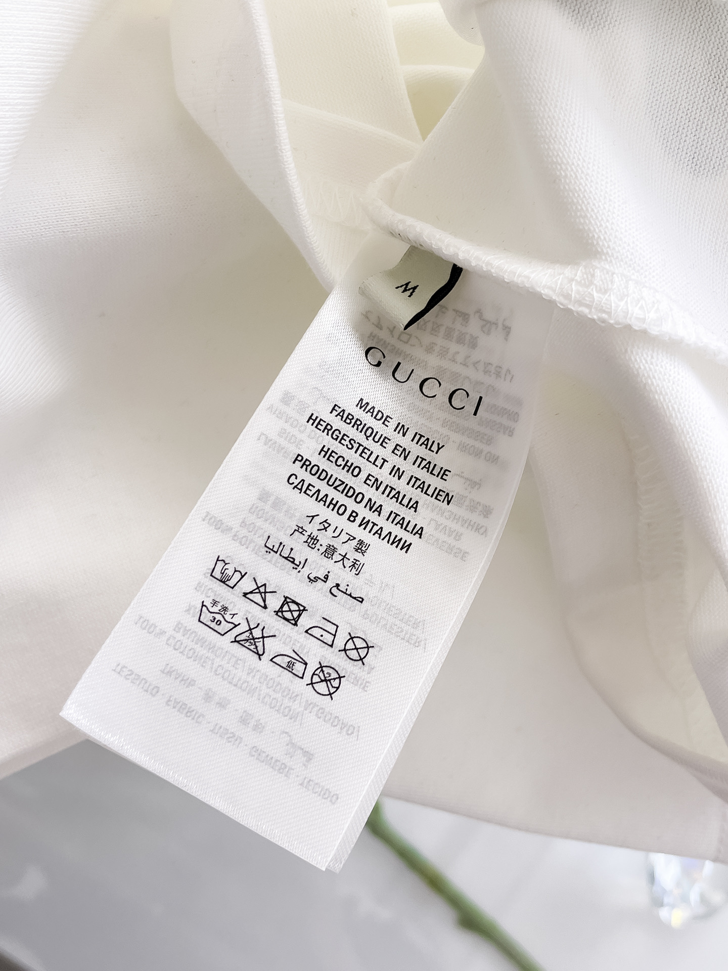 P120 Gucci 古驰💥独家专供新款原单男士休闲短袖 高端定制 高版本 时尚百搭爆款⚠️⚠️✨✨进口面料 手感超柔软细腻  穿着亲肤舒适 高端精品 代工厂精细做工 上身非常赞 男士必备单品 三标齐全 
颜色：黑色白色
尺码：S-2XL
S码：肩宽46 胸围102 衣长66 袖长22
M码：肩宽47 胸围106 衣长67 袖长23
L码：肩宽48 胸围110 衣长68 袖长24
XL码：肩宽49 胸围114 衣长69 袖长25
2XL码：肩宽50 胸围116 衣长70 袖长26