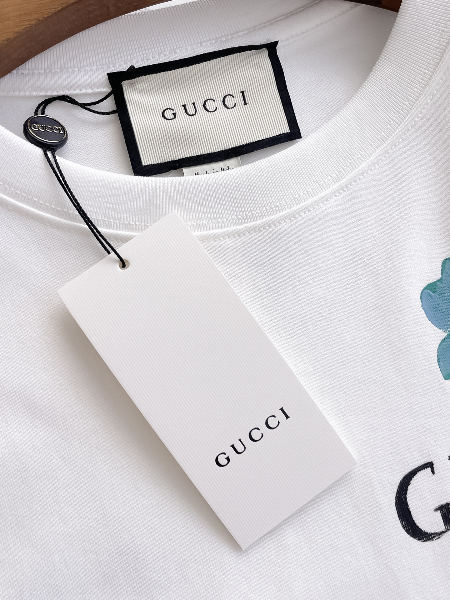 P120 Gucci 古驰💥独家专供新款原单男士休闲短袖 高端定制 高版本 时尚百搭爆款⚠️⚠️✨✨进口面料 手感超柔软细腻  穿着亲肤舒适 高端精品 代工厂精细做工 上身非常赞 男士必备单品 三标齐全 
颜色：黑色白色
尺码：S-2XL
S码：肩宽46 胸围102 衣长66 袖长22
M码：肩宽47 胸围106 衣长67 袖长23
L码：肩宽48 胸围110 衣长68 袖长24
XL码：肩宽49 胸围114 衣长69 袖长25
2XL码：肩宽50 胸围116 衣长70 袖长26