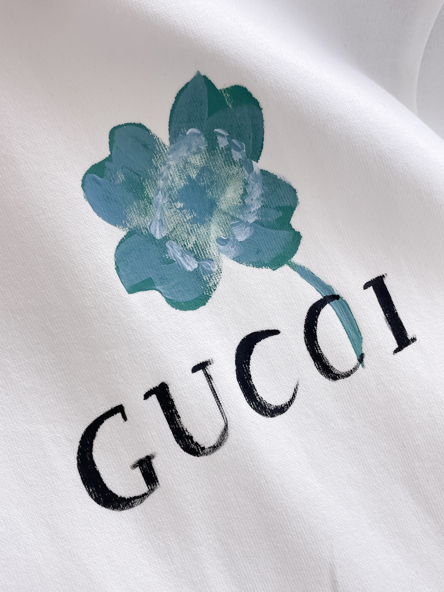 P120 Gucci 古驰💥独家专供新款原单男士休闲短袖 高端定制 高版本 时尚百搭爆款⚠️⚠️✨✨进口面料 手感超柔软细腻  穿着亲肤舒适 高端精品 代工厂精细做工 上身非常赞 男士必备单品 三标齐全 
颜色：黑色白色
尺码：S-2XL
S码：肩宽46 胸围102 衣长66 袖长22
M码：肩宽47 胸围106 衣长67 袖长23
L码：肩宽48 胸围110 衣长68 袖长24
XL码：肩宽49 胸围114 衣长69 袖长25
2XL码：肩宽50 胸围116 衣长70 袖长26