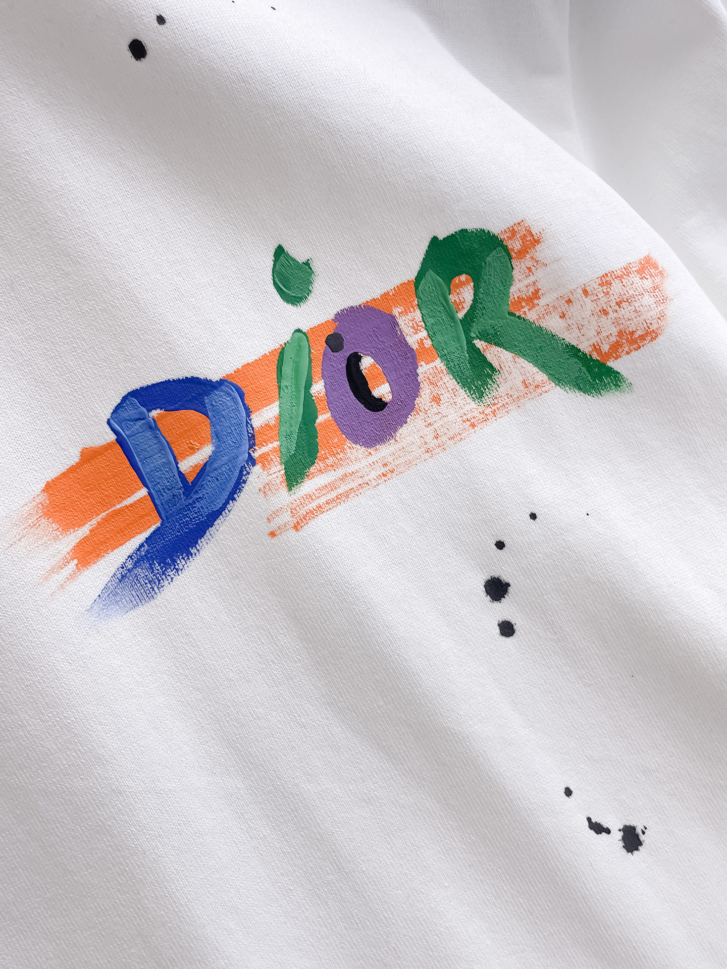 P120 Dior 迪奥💥独家专供新款原单男士休闲短袖 高端定制 高版本 时尚百搭爆款⚠️⚠️✨✨进口面料 手感超柔软细腻  穿着亲肤舒适 高端精品 代工厂精细做工 上身非常赞 男士必备单品 三标齐全 
颜色：黑色白色
尺码：S-2XL
S码：肩宽46 胸围102 衣长66 袖长22
M码：肩宽47 胸围106 衣长67 袖长23
L码：肩宽48 胸围110 衣长68 袖长24
XL码：肩宽49 胸围114 衣长69 袖长25
2XL码：肩宽50 胸围116 衣长70 袖长26
