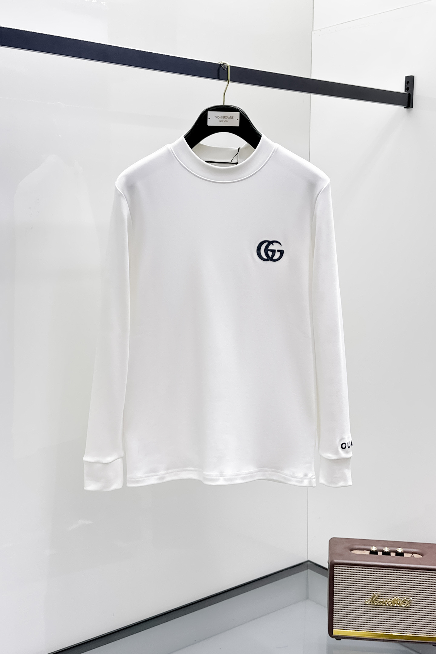 NO:609112,Gucci 2025 Autumn and Winter counter new fashion casual bottoming long-sleeved T-shirt, made of imported high-density double-sided stretch cotton fabric, made of exquisite original logo, excellent in comfort and breathability, soft, anti-wrinkle, elastic and excellent drape. It is handsome whether worn alone or as an inner layer. It conforms to men's practical dressing habits, pursues luxury, noble and elegant style, and creates extraordinary men's taste. The visual effect is very good, the grade is very high, simple and fashionable, a must-have choice for leisure and business!  Size: S-2XL,,gucci,tees,t-shirt,alexander wang19860909Gucci 2025秋冬专柜新款 时尚休闲打底衫长袖T恤,精选进口高密度双面拉架棉面料,精致原版logo打造,舒适性与透气性兼优,柔软抗皱弹性和垂性极佳,无论是单穿或是内搭都是帅气十足,吻合了男性实用穿衣习惯,追求奢华高贵优雅风范,打造不凡男士品味,视觉效果非常赞,档次极高,简约时尚,休闲商务必备之选！ 码数:S-2XL,,gucci,tees，t-shirt,alexander wang,Men's clothing