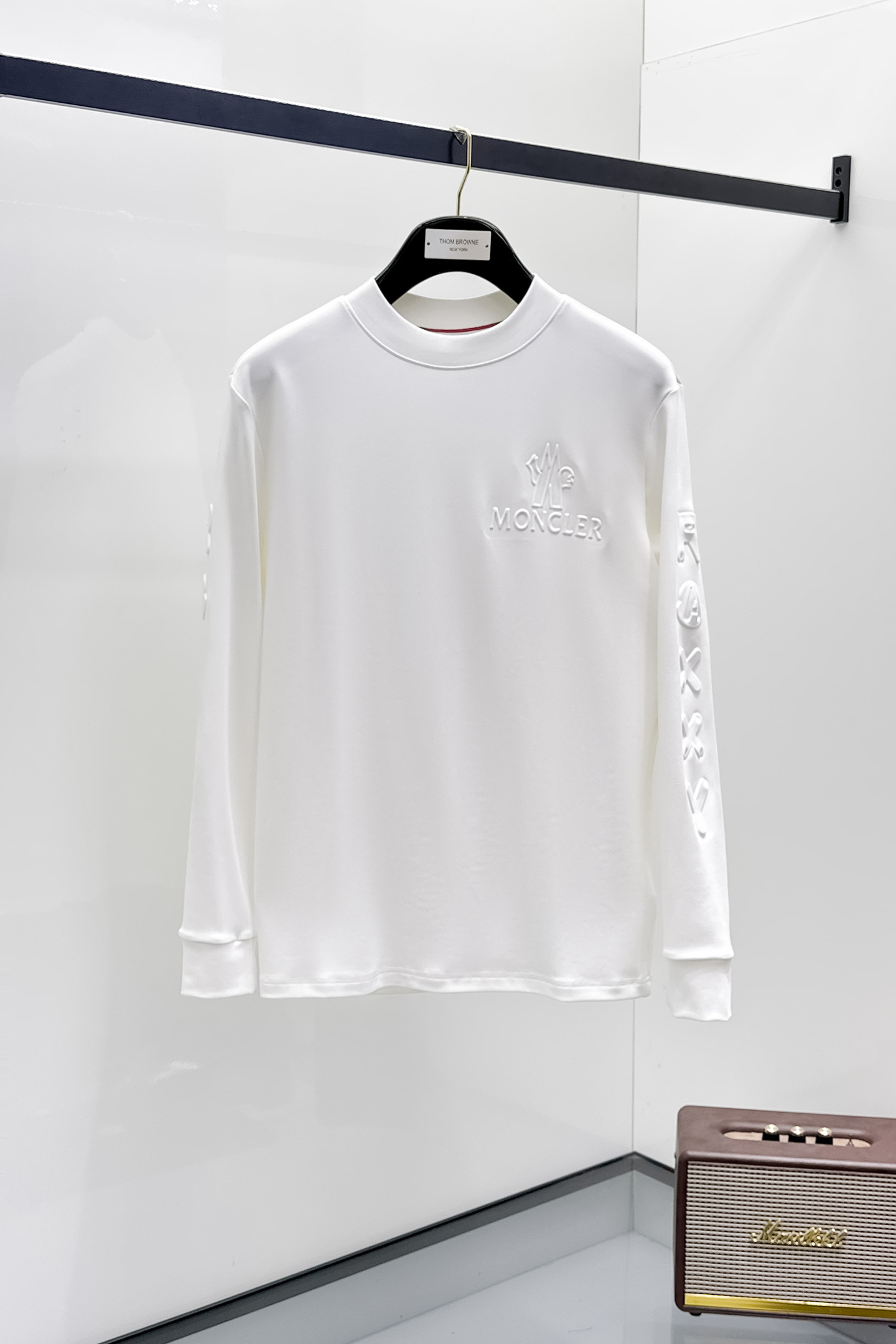 NO:609122,MONCLER 2025 autumn and winter counter new fashion casual bottoming long-sleeved T-shirt, made of imported high-density double-sided stretch cotton fabric, made of exquisite original logo, excellent in comfort and breathability, soft, anti-wrinkle, elastic and excellent drape. It is handsome whether worn alone or as an inner layer. It conforms to men's practical dressing habits, pursues luxury, noble and elegant style, creates extraordinary men's taste, the visual effect is very good, extremely high-grade, simple and fashionable, a must-have choice for leisure and business!  Size: S-2XL,,tees,t-shirt,alexander wang19860909MONCLER 2025秋冬专柜新款 时尚休闲打底衫长袖T恤,精选进口高密度双面拉架棉面料,精致原版logo打造,舒适性与透气性兼优,柔软抗皱弹性和垂性极佳,无论是单穿或是内搭都是帅气十足,吻合了男性实用穿衣习惯,追求奢华高贵优雅风范,打造不凡男士品味,视觉效果非常赞,档次极高,简约时尚,休闲商务必备之选！ 码数:S-2XL,,tees，t-shirt,alexander wang,Men's clothing