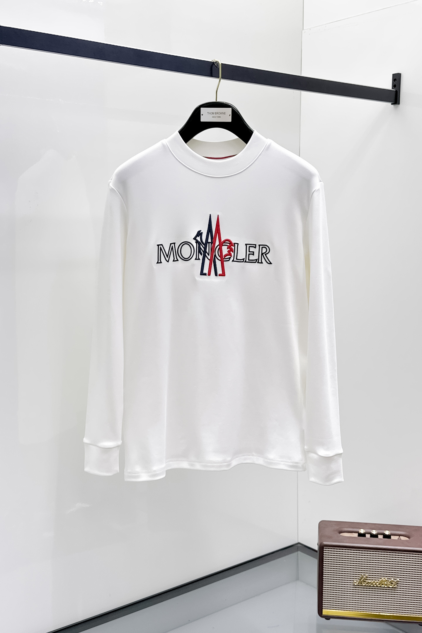 NO:609132,MONCLER 2025 autumn and winter counter new fashion casual bottoming long-sleeved T-shirt, made of imported high-density double-sided stretch cotton fabric, made of exquisite original logo, excellent in comfort and breathability, soft, anti-wrinkle, elastic and excellent drape. It is handsome whether worn alone or as an inner layer. It conforms to men's practical dressing habits, pursues luxury, noble and elegant style, creates extraordinary men's taste, the visual effect is very good, extremely high-grade, simple and fashionable, a must-have choice for leisure and business!  Size: S-2XL,,tees,t-shirt,alexander wang19860909MONCLER 2025秋冬专柜新款 时尚休闲打底衫长袖T恤,精选进口高密度双面拉架棉面料,精致原版logo打造,舒适性与透气性兼优,柔软抗皱弹性和垂性极佳,无论是单穿或是内搭都是帅气十足,吻合了男性实用穿衣习惯,追求奢华高贵优雅风范,打造不凡男士品味,视觉效果非常赞,档次极高,简约时尚,休闲商务必备之选！ 码数:S-2XL,,tees，t-shirt,alexander wang,Men's clothing
