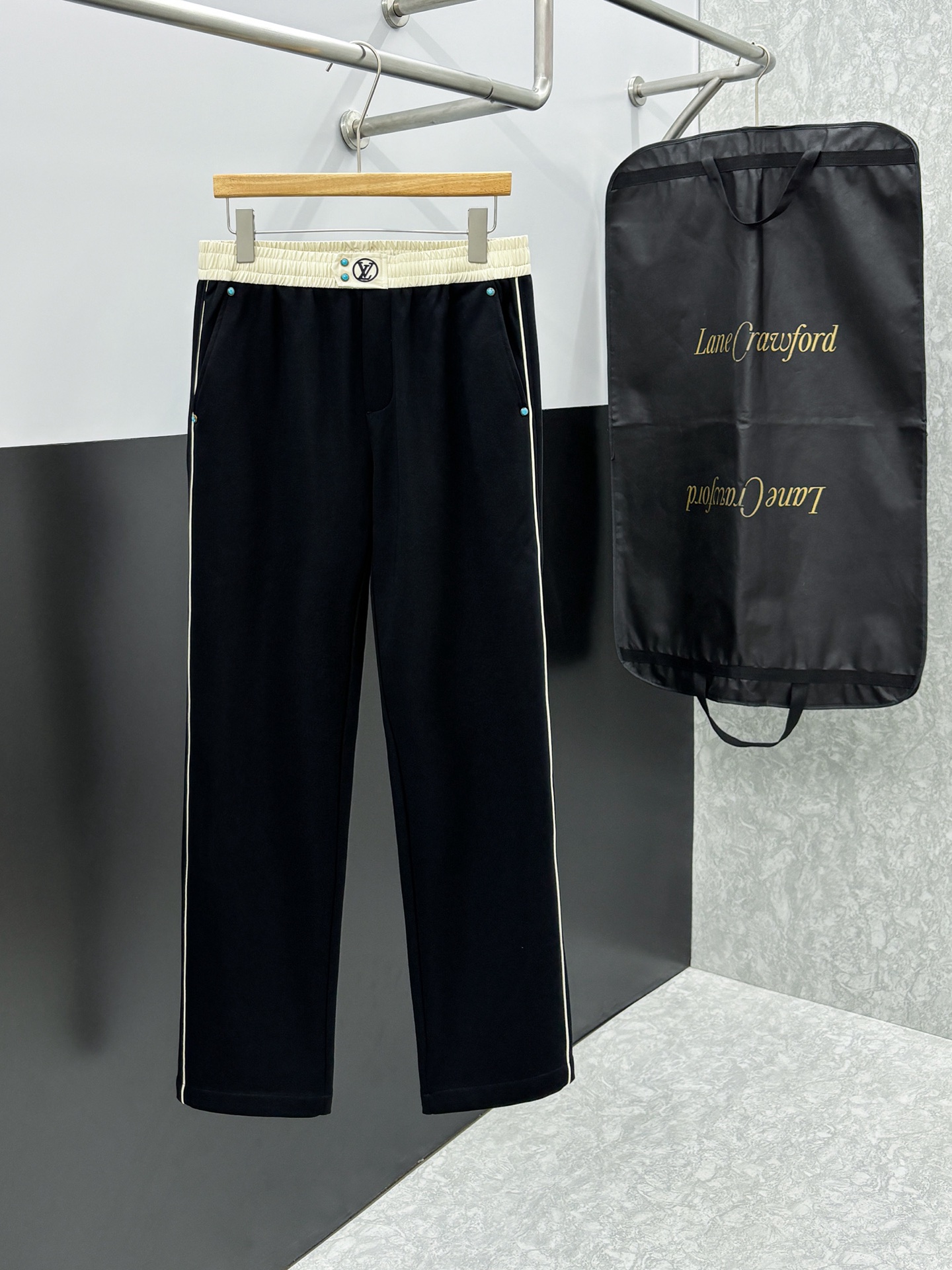 NO:568825,lv 2025ss new autumn and winter products  Men's boutique casual pants, top-quality casual pants, the latest upper body style is invincible! You can definitely wear it with your eyes closed. These pants are very versatile, with elastic waist, and can be worn for daily work and outdoor sports. It is the perfect combination of fashion, leisure and outdoor sports, so whether you wear it daily or outdoors, it is yours  The best choice. Extreme comfort and quick sweat wicking are the most popular points. It improves wearing comfort and is suitable for wearing under aerobic exercise and cross-country running conditions. This type of running casual pants has an extremely wide range of applications, allowing you to naturally maintain your love for sports in the summer and also wear it in leisure life.  Color Black Size M-XXXL,,louis vuitton,alexander wang19860909lv 2025ss秋冬新品 男士精品休闲裤顶级面料休闲裤,最新款上身版型无敌正!绝对可以闭眼收的一款此款裤子非常百搭,弹力腰围,日常上班户外运动都可以穿着,是时尚休闲与户外运动的完美结合,所以无论您平时穿或者户外穿都是您的最佳选择.极致舒适和快速排汗是备受青睐的重点,提升穿着舒适度,适合有氧运动和越野跑条件下穿着,此款是一件适用范围极其广泛的跑步休闲裤,让你在夏天自然可以保持对运动热爱,也可以在休闲生活中穿着 颜色黑色 尺码M-XXXL,,louis vuitton,alexander wang,Men's clothing