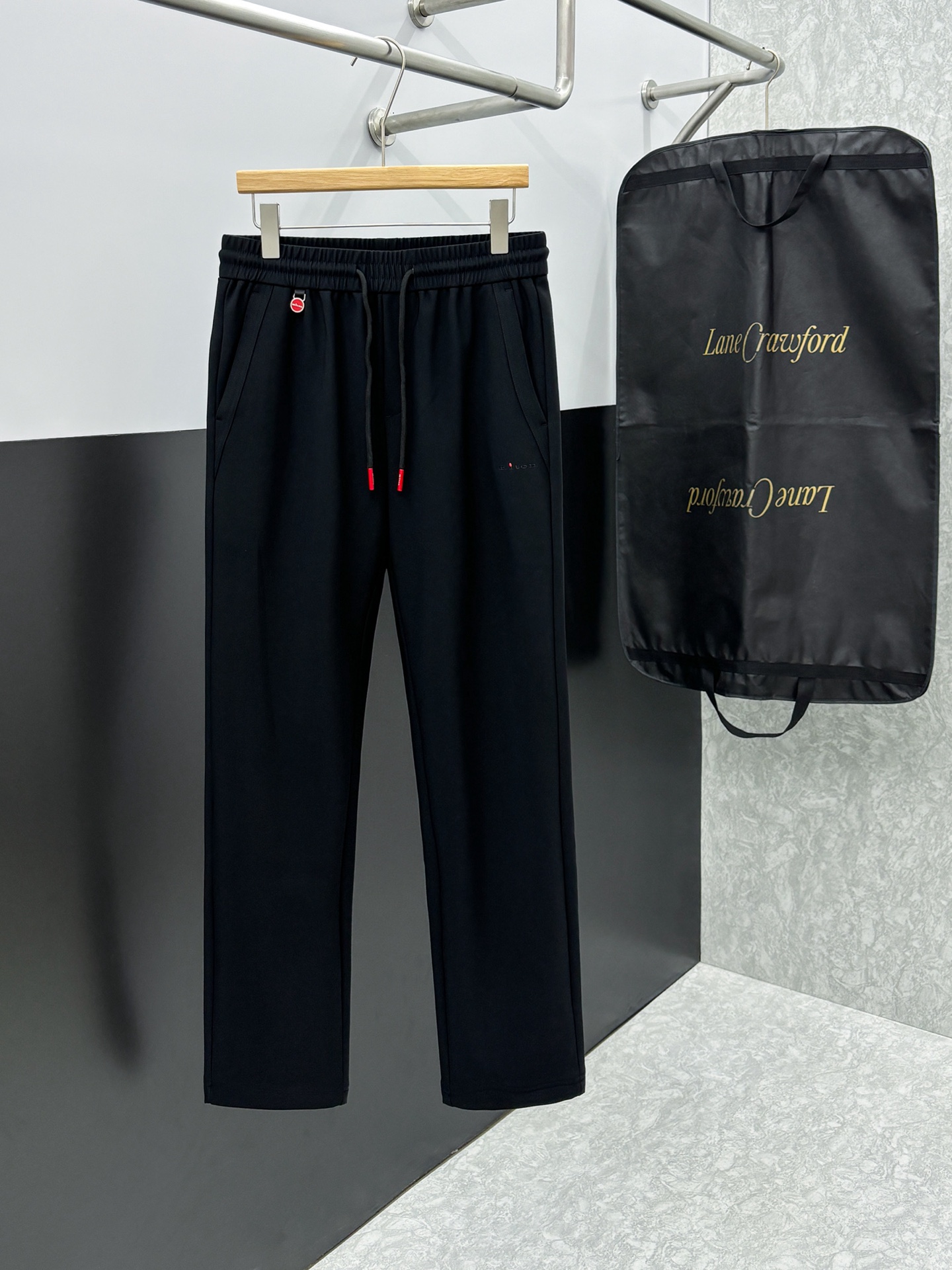 NO:568817,kiton 2025ss new autumn and winter products  Men's boutique casual pants, top-quality casual pants, the latest upper body style is invincible! You can definitely wear it with your eyes closed. These pants are very versatile, with elastic waist, and can be worn for daily work and outdoor sports. It is the perfect combination of fashion, leisure and outdoor sports, so whether you wear it daily or outdoors, it is yours  The best choice. Extreme comfort and quick sweat wicking are the most popular points. It improves wearing comfort and is suitable for wearing under aerobic exercise and cross-country running conditions. This style is a pair of running casual pants with an extremely wide range of applications, allowing you to naturally maintain your love for sports in the summer and also wear it in leisure life.  Color Black Size M-XXXL,,alexander wang19860909kiton 2025ss秋冬新品 男士精品休闲裤顶级面料休闲裤,最新款上身版型无敌正!绝对可以闭眼收的一款此款裤子非常百搭,弹力腰围,日常上班户外运动都可以穿着,是时尚休闲与户外运动的完美结合,所以无论您平时穿或者户外穿都是您的最佳选择.极致舒适和快速排汗是备受青睐的重点,提升穿着舒适度,适合有氧运动和越野跑条件下穿着,此款是一件适用范围极其广泛的跑步休闲裤,让你在夏天自然可以保持对运动热爱,也可以在休闲生活中穿着 颜色黑色 尺码M-XXXL,,alexander wang,Men's clothing