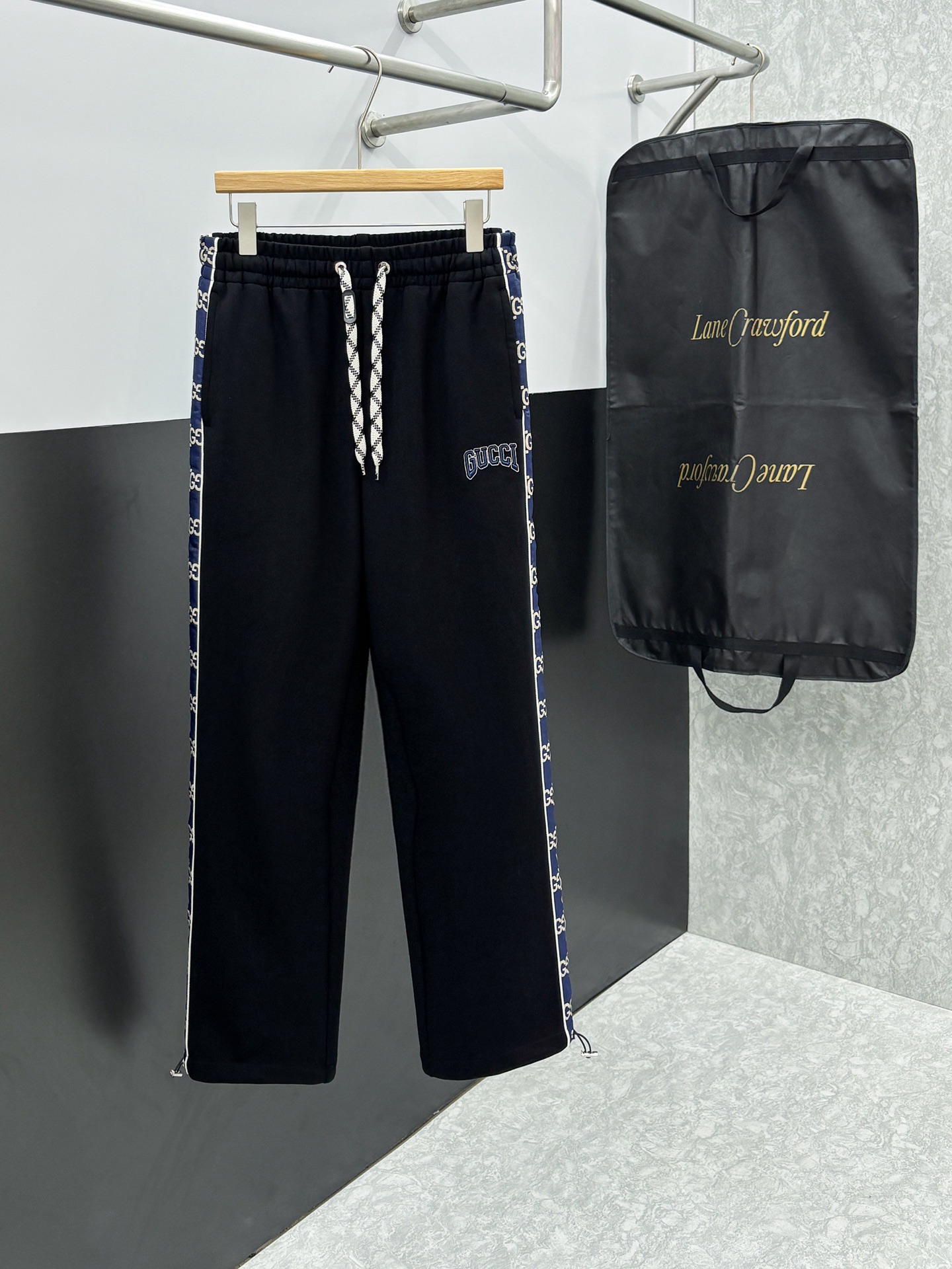 NO:568821,Gucci 2025ss new autumn and winter products, heavy fabrics and straight style  Men's boutique casual pants, top-quality casual pants, the latest upper body style is invincible! You can definitely wear it with your eyes closed. These pants are very versatile, with elastic waist, and can be worn for daily work and outdoor sports. It is the perfect combination of fashion, leisure and outdoor sports, so whether you wear it daily or outdoors, it is yours  The best choice. Extreme comfort and quick sweat wicking are the most popular points. It improves wearing comfort and is suitable for wearing under aerobic exercise and cross-country running conditions. This type of running casual pants has an extremely wide range of applications, allowing you to naturally maintain your love for sports in the summer and also wear it in leisure life.  Color Black Size M-XXXL,,alexander wang19860909古奇 2025ss秋冬新品 重工面料版型挺直 男士精品休闲裤顶级面料休闲裤,最新款上身版型无敌正!绝对可以闭眼收的一款此款裤子非常百搭,弹力腰围,日常上班户外运动都可以穿着,是时尚休闲与户外运动的完美结合,所以无论您平时穿或者户外穿都是您的最佳选择.极致舒适和快速排汗是备受青睐的重点,提升穿着舒适度,适合有氧运动和越野跑条件下穿着,此款是一件适用范围极其广泛的跑步休闲裤,让你在夏天自然可以保持对运动热爱,也可以在休闲生活中穿着 颜色黑色 尺码M-XXXL,,alexander wang,Men's clothing