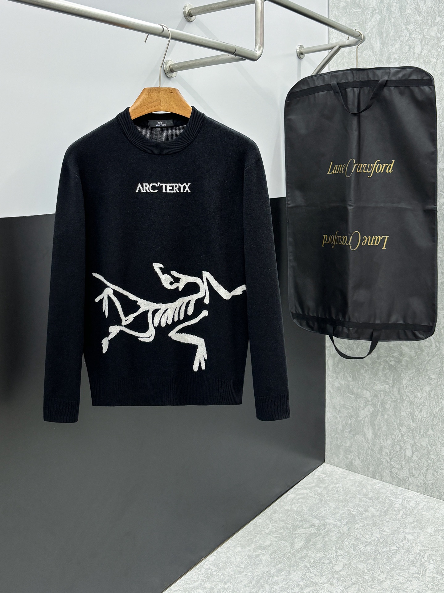 NO:568798,Arc'teryx, complete with three labels, exquisite emblem crew neck sweater, fine wool blended sweater, high-end customization series for men and women, affiliated to the brand's high-end main line, patented top-grade yarn blending, using innovation to interpret conventional styles. The configuration of fabrics is subversive. The details are remarkable. The most anticipated sweater in the autumn and winter of 25. Full of high-end sense. Outflowed from the brand's designated processing factory. Very cost-effective. Meri wool yarn is of excellent quality.  It feels super soft, delicate, soft, non-pilling and does not deform. It is available at all major counters at the same time. It is a must-have product every year. The product seems simple, the process is extremely complicated, and the upper body is not picky. The upper body is extremely skin-friendly and comfortable. It can be worn next to the body with an outer jacket or as an outer layer. Size M L XL 2XL 3XL, arc'teryx, jackets &   coats,sweaters,alexander wang19860909始祖鸟 三标齐全 精美徽圆领毛衣 精品羊毛混纺毛衫 男女款高端定制臻品系列 隶属品牌高端主线 专利顶级纱线混纺 以创新来阐释常规款式 面料的配置更是颠覆常往 细节可圈可点 25秋冬季最值得期待的一款毛衣 满满的高级感 品牌指定加工厂流出 性价比超高 美利羊毛纱线品质优良 手感超级柔软、细腻、柔软和不起球且不变形 各大柜台同步推出有售款 每年必出的的一款 商品看似简单 工艺极其复杂 而且上身不挑人 上身极致亲肤舒适 可贴身单穿外搭外套 也可单外穿 码数M L XL 2XL 3XL,arc'teryx,jackets & coats,sweaters,alexander wang,Men's clothing