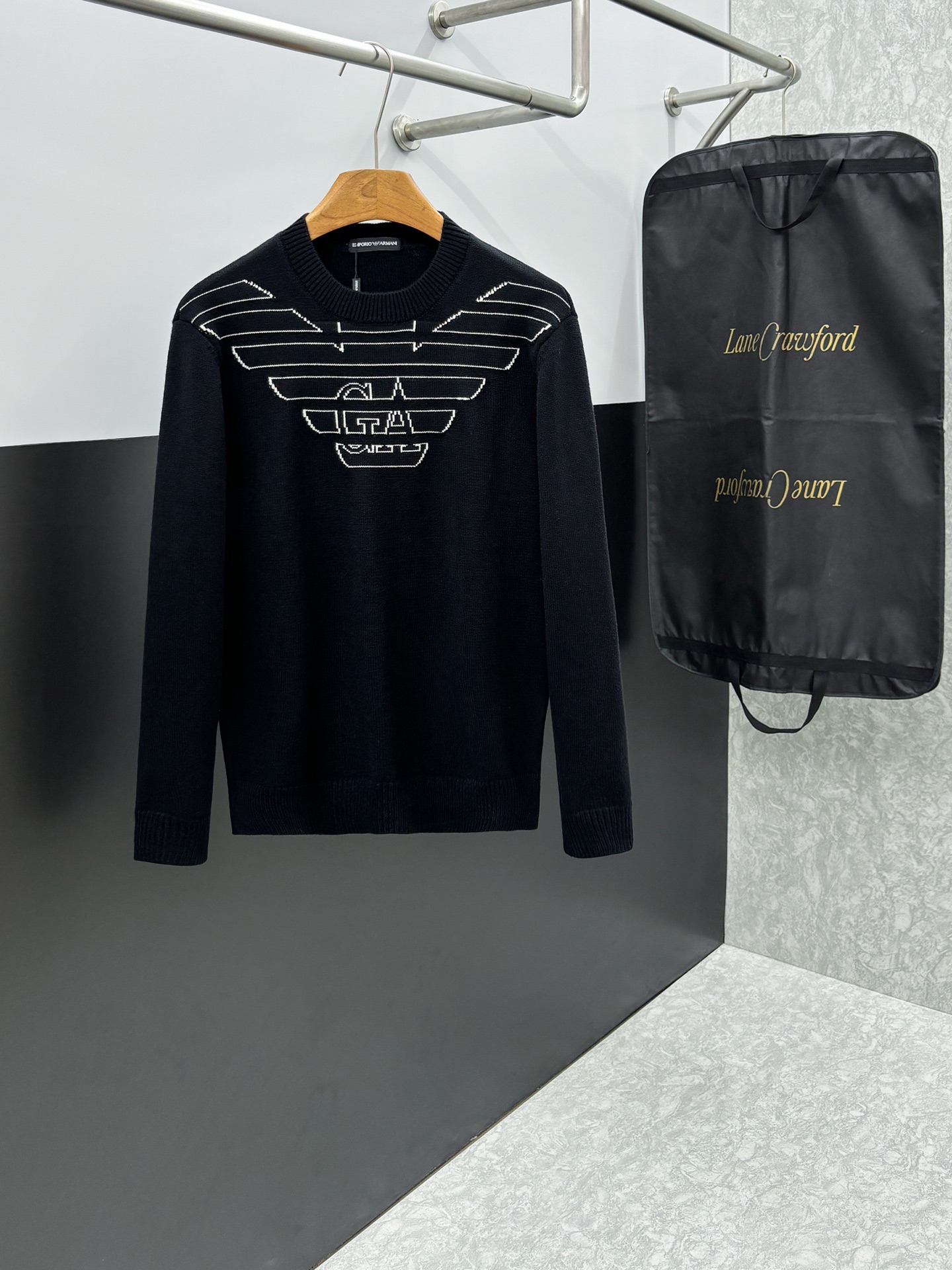 NO:568803,Armani has three complete standards. Exquisite emblem crew neck sweater. Fine wool blended sweater. High-end customization series for men and women. Affiliated to the brand's high-end main line. Patented top-grade yarn blending. Interpret conventional styles with innovation. The configuration of fabrics is subversive. The details are remarkable. The most anticipated sweater in the autumn and winter of 25. Full of high-end sense. Outflowed from the brand's designated processing factory. Very cost-effective. Meri wool yarn is of excellent quality.  It feels super soft, delicate, soft, non-pilling and does not deform. It is available at all major counters at the same time. It is a must-have product every year. The product seems simple, the process is extremely complicated, and the upper body is not picky. The upper body is extremely skin-friendly and comfortable. It can be worn next to the body with an outer jacket or as an outer layer. Size M L XL 2XL 3XL, armani, jackets &   coats,sweaters,alexander wang19860909阿玛尼 三标齐全 精美徽圆领毛衣 精品羊毛混纺毛衫 男女款高端定制臻品系列 隶属品牌高端主线 专利顶级纱线混纺 以创新来阐释常规款式 面料的配置更是颠覆常往 细节可圈可点 25秋冬季最值得期待的一款毛衣 满满的高级感 品牌指定加工厂流出 性价比超高 美利羊毛纱线品质优良 手感超级柔软、细腻、柔软和不起球且不变形 各大柜台同步推出有售款 每年必出的的一款 商品看似简单 工艺极其复杂 而且上身不挑人 上身极致亲肤舒适 可贴身单穿外搭外套 也可单外穿 码数M L XL 2XL 3XL,,armani,jackets & coats,sweaters,alexander wang,Men's clothing