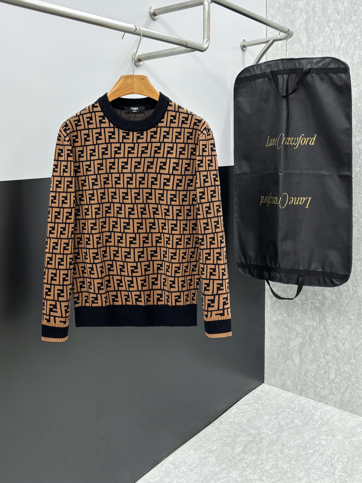 NO:568807,Fendi has three complete standards, exquisite logo crew neck sweater, fine wool blended sweater, high-end customized collection for men and women, affiliated to the brand's high-end main line, patented top-grade yarn blending, using innovation to interpret conventional styles. The configuration of fabrics is subversive. The details are remarkable. The most anticipated sweater in the autumn and winter of 25. Full of high-end sense. Outflowed from the brand's designated processing factory. Very cost-effective. Meri wool yarn is of excellent quality.  It feels super soft, delicate, soft, non-pilling and does not deform. It is available at all major counters at the same time. It is a must-have product every year. The product seems simple, the process is extremely complicated, and the upper body is not picky. The upper body is extremely skin-friendly and comfortable. It can be worn close to the body with an outer jacket or as an outer layer. Size M L XL 2XL 3XL,, fendi, jackets &   coats,sweaters,alexander wang19860909芬迪 三标齐全 精美徽圆领毛衣 精品羊毛混纺毛衫 男女款高端定制臻品系列 隶属品牌高端主线 专利顶级纱线混纺 以创新来阐释常规款式 面料的配置更是颠覆常往 细节可圈可点 25秋冬季最值得期待的一款毛衣 满满的高级感 品牌指定加工厂流出 性价比超高 美利羊毛纱线品质优良 手感超级柔软、细腻、柔软和不起球且不变形 各大柜台同步推出有售款 每年必出的的一款 商品看似简单 工艺极其复杂 而且上身不挑人 上身极致亲肤舒适 可贴身单穿外搭外套 也可单外穿 码数M L XL 2XL 3XL,,fendi,jackets & coats,sweaters,alexander wang,Men's clothing