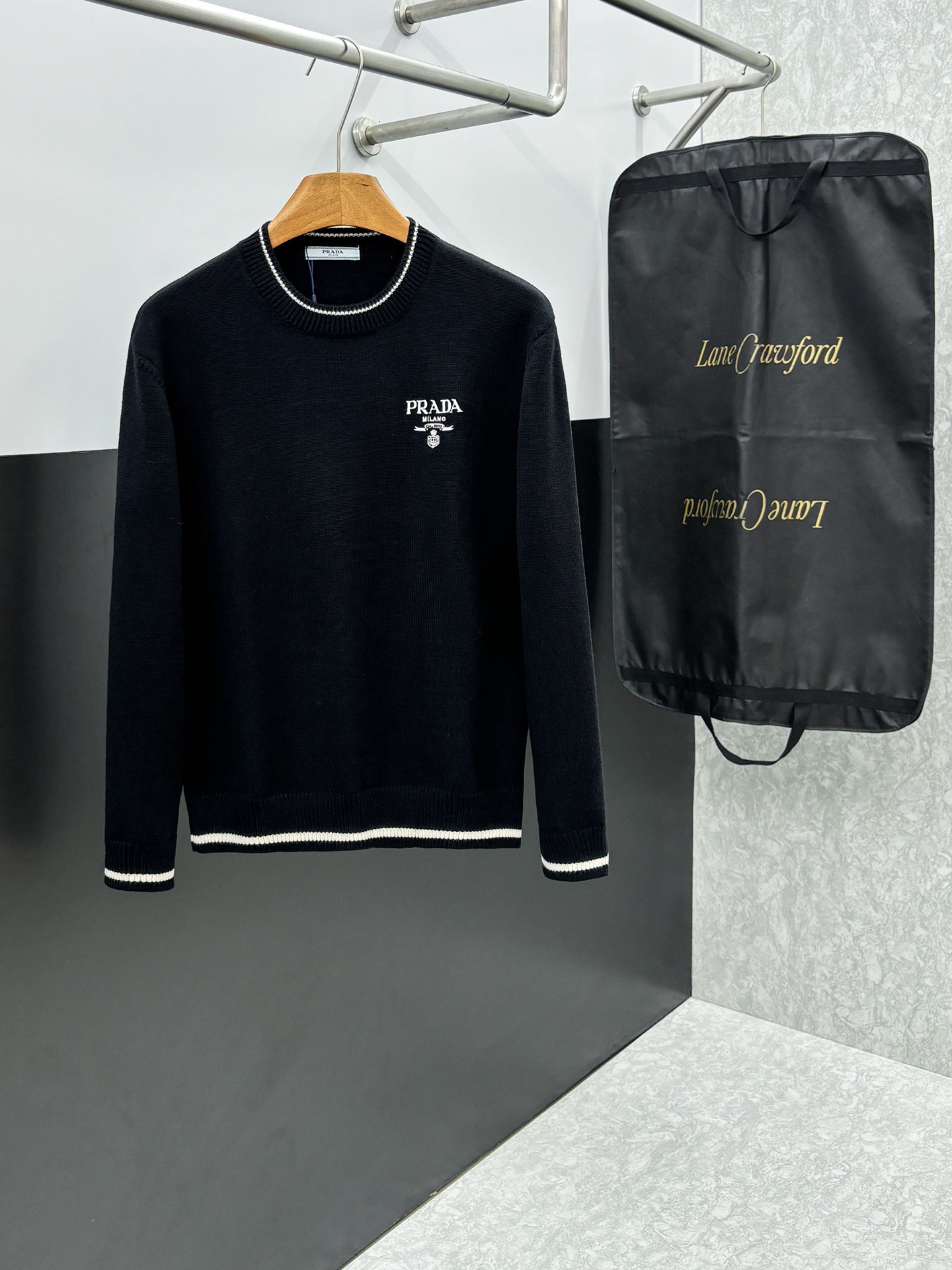 NO:568811,Prada has all three labels. Exquisite emblem crew neck sweater. Fine wool blended sweater. High-end customized collection for men and women. Part of the brand's high-end main line. Patented top-grade yarn blending. Interpret conventional styles with innovation. The fabric configuration is subversive. The details are remarkable. The most anticipated sweater in the autumn and winter of 25. Full of high-end sense. Outflowed from the brand's designated processing factory. High cost performance. Meri wool yarn is of excellent quality.  It feels super soft, delicate, soft, non-pilling and does not deform. It is available at all major counters at the same time. It is a must-have product every year. The product seems simple, the workmanship is extremely complicated, and the upper body is not picky. The upper body is extremely skin-friendly and comfortable. It can be worn close to the body with an outer jacket or as an outer layer. Size M L XL 2XL 3XL,, prada, jackets &   coats,sweaters,alexander wang19860909普拉达 三标齐全 精美徽圆领毛衣 精品羊毛混纺毛衫 男女款高端定制臻品系列 隶属品牌高端主线 专利顶级纱线混纺 以创新来阐释常规款式 面料的配置更是颠覆常往 细节可圈可点 25秋冬季最值得期待的一款毛衣 满满的高级感 品牌指定加工厂流出 性价比超高 美利羊毛纱线品质优良 手感超级柔软、细腻、柔软和不起球且不变形 各大柜台同步推出有售款 每年必出的的一款 商品看似简单 工艺极其复杂 而且上身不挑人 上身极致亲肤舒适 可贴身单穿外搭外套 也可单外穿 码数M L XL 2XL 3XL,,prada,jackets & coats,sweaters,alexander wang,Men's clothing