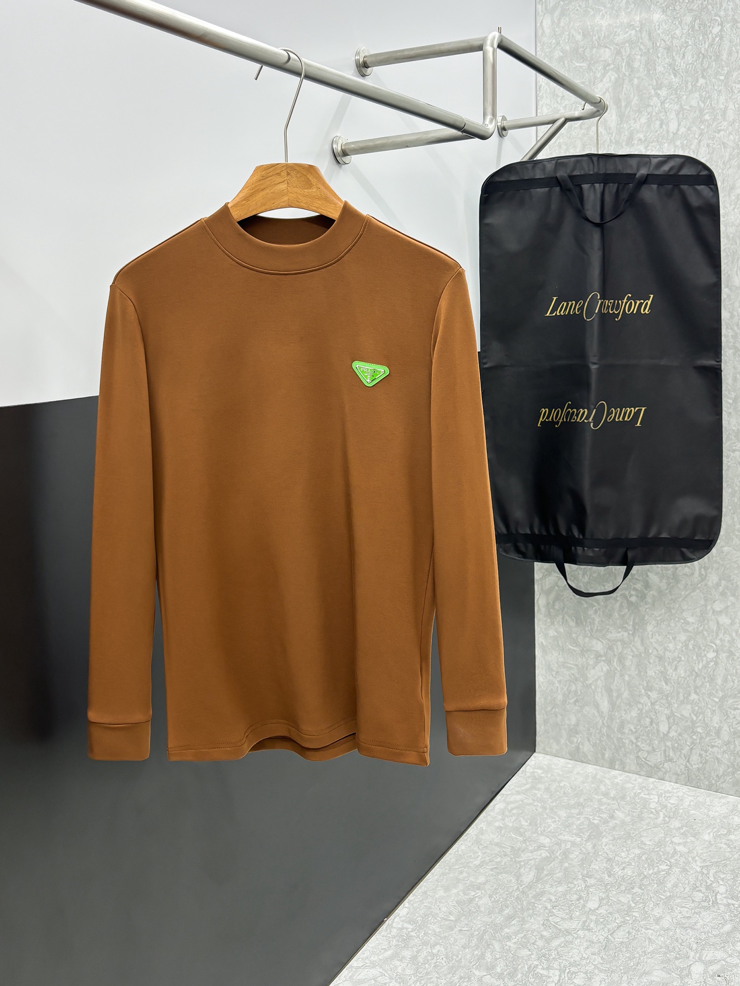 NO:571762,Prada 2025 Autumn and Winter counter new fashion casual bottoming long-sleeved T-shirt, made of imported high-density double-sided stretch cotton fabric, made of exquisite original logo, excellent in comfort and breathability, soft, anti-wrinkle, elastic and excellent drape. It is handsome whether worn alone or as an inner layer. It conforms to men's practical dressing habits, pursues luxury, noble and elegant style, creates extraordinary men's taste, the visual effect is very good, the grade is very high, simple and fashionable, a must-have choice for leisure and business!  Size S-XXL,,prada,prada,tees,t-shirt,alexander wang19860909普拉达 Prada 2025秋冬专柜新款 时尚休闲打底衫长袖T恤,精选进口高密度双面拉架棉面料,精致原版logo打造,舒适性与透气性兼优,柔软抗皱弹性和垂性极佳,无论是单穿或是内搭都是帅气十足,吻合了男性实用穿衣习惯,追求奢华高贵优雅风范,打造不凡男士品味,视觉效果非常赞,档次极高,简约时尚,休闲商务必备之选！ 码数S-XXL,,prada,prada,tees，t-shirt,alexander wang,Men's clothing