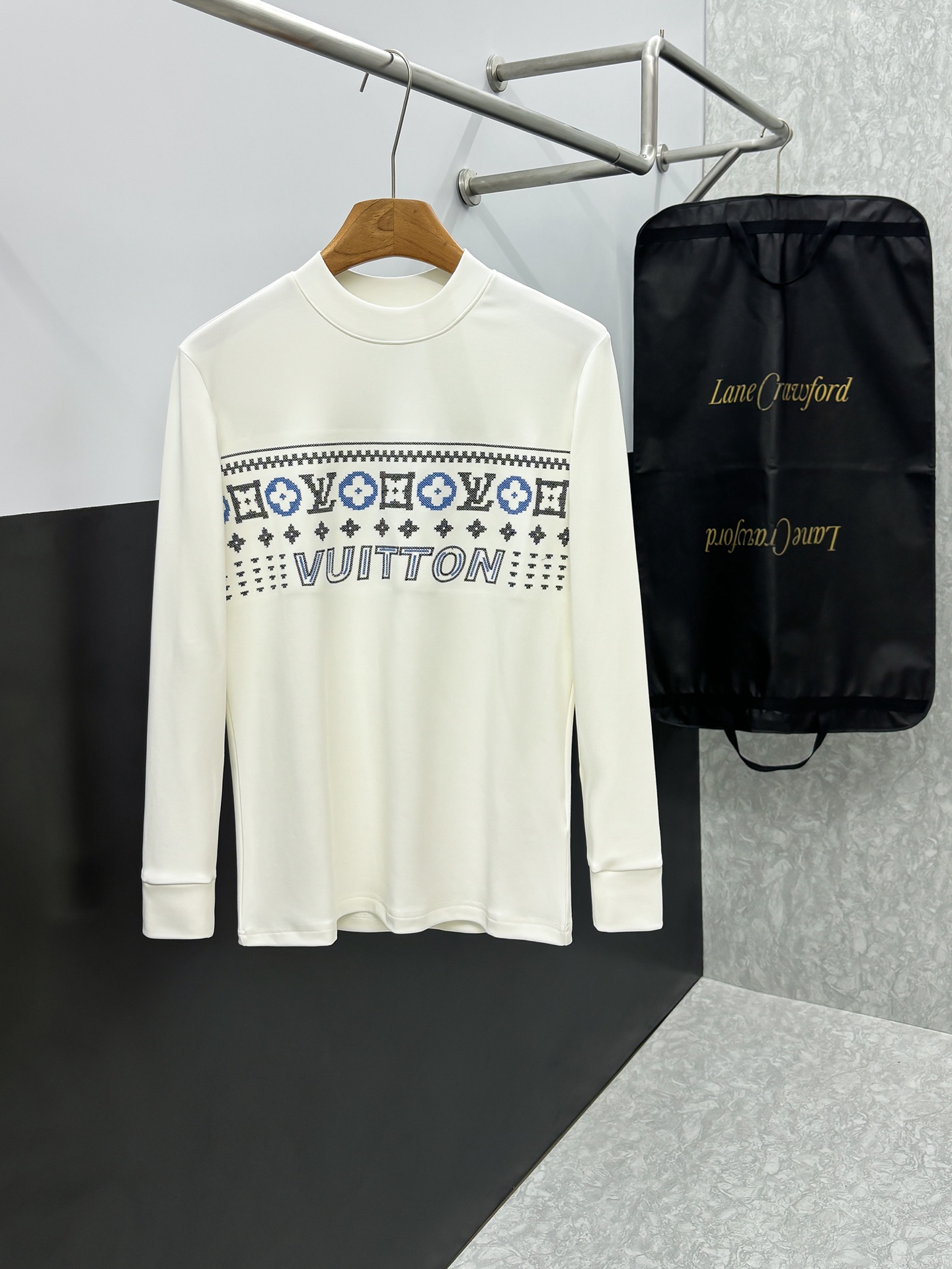 NO:571764,Louis Vuitton LV 2025 Autumn and Winter counter new fashion casual bottoming long-sleeved T-shirt, made of imported high-density double-sided stretch cotton fabric, made with exquisite original logo, excellent in comfort and breathability, soft and anti-wrinkle, elastic and drapey. It is handsome whether worn alone or as an inner layer. It conforms to men's practical dressing habits, pursues luxury, noble and elegant style, creates extraordinary men's taste, the visual effect is very good, extremely high-grade, simple and fashionable, a must-have choice for leisure and business!  Size S-XXL,,louis vuitton,louis vuitton,tees,t-shirt,alexander wang19860909路易威登 LV 2025秋冬专柜新款 时尚休闲打底衫长袖T恤,精选进口高密度双面拉架棉面料,精致原版logo打造,舒适性与透气性兼优,柔软抗皱弹性和垂性极佳,无论是单穿或是内搭都是帅气十足,吻合了男性实用穿衣习惯,追求奢华高贵优雅风范,打造不凡男士品味,视觉效果非常赞,档次极高,简约时尚,休闲商务必备之选！ 码数S-XXL,,louis vuitton,louis vuitton,tees，t-shirt,alexander wang,Men's clothing