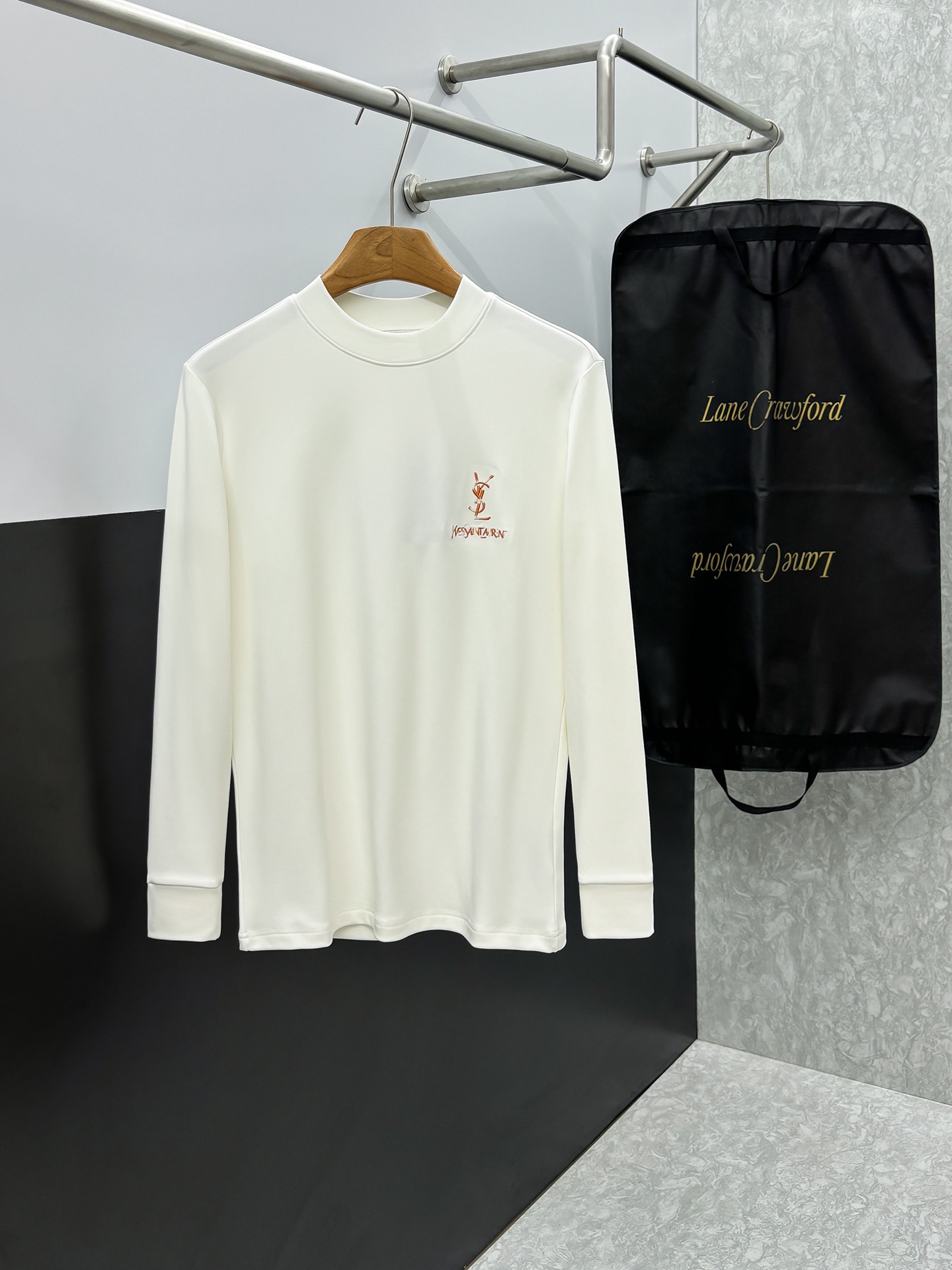 NO:571765,Saint Laurent YSL 2025 autumn and winter counter new fashion casual bottoming long-sleeved T-shirt, made of imported high-density double-sided stretch cotton fabric, made of exquisite original logo, excellent in comfort and breathability, soft, anti-wrinkle, elastic and excellent drape. It is handsome whether worn alone or as an inner layer. It conforms to men's practical dressing habits, pursues luxury, noble and elegant style, creates extraordinary men's taste, the visual effect is very good, extremely high-grade, simple and fashionable, a must-have choice for leisure and business!  Size S-XXL,,saint laurent,saint laurent,tees,t-shirt,alexander wang19860909圣罗兰 YSL 2025秋冬专柜新款 时尚休闲打底衫长袖T恤,精选进口高密度双面拉架棉面料,精致原版logo打造,舒适性与透气性兼优,柔软抗皱弹性和垂性极佳,无论是单穿或是内搭都是帅气十足,吻合了男性实用穿衣习惯,追求奢华高贵优雅风范,打造不凡男士品味,视觉效果非常赞,档次极高,简约时尚,休闲商务必备之选！ 码数S-XXL,,saint laurent,saint laurent,tees，t-shirt,alexander wang,Men's clothing