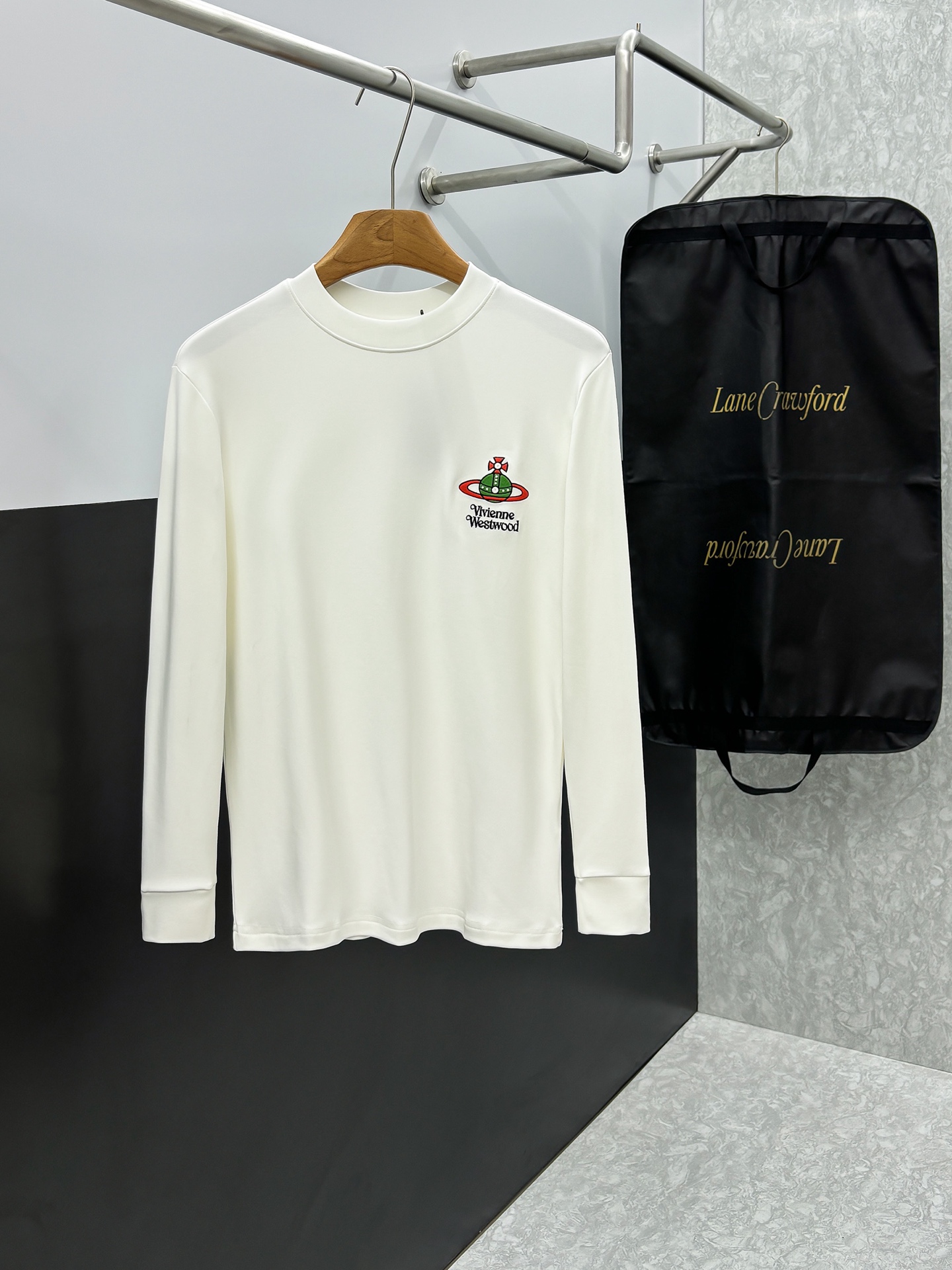 NO:571768,Queen Mother's new 2025 autumn and winter counter, fashionable casual bottoming long-sleeved T-shirt, made of imported high-density double-sided stretch cotton fabric, made of exquisite original logo, excellent in comfort and breathability, soft, anti-wrinkle, elastic and excellent drape. It is handsome whether worn alone or as an inner layer. It conforms to men's practical dressing habits, pursues luxury, noble and elegant style, creates extraordinary men's taste, the visual effect is very good, extremely high-grade, simple and fashionable, a must-have choice for leisure and business!  Size S-XXL,,tees,t-shirt,alexander wang19860909西太后 2025秋冬专柜新款 时尚休闲打底衫长袖T恤,精选进口高密度双面拉架棉面料,精致原版logo打造,舒适性与透气性兼优,柔软抗皱弹性和垂性极佳,无论是单穿或是内搭都是帅气十足,吻合了男性实用穿衣习惯,追求奢华高贵优雅风范,打造不凡男士品味,视觉效果非常赞,档次极高,简约时尚,休闲商务必备之选！ 码数S-XXL,,tees，t-shirt,alexander wang,Men's clothing