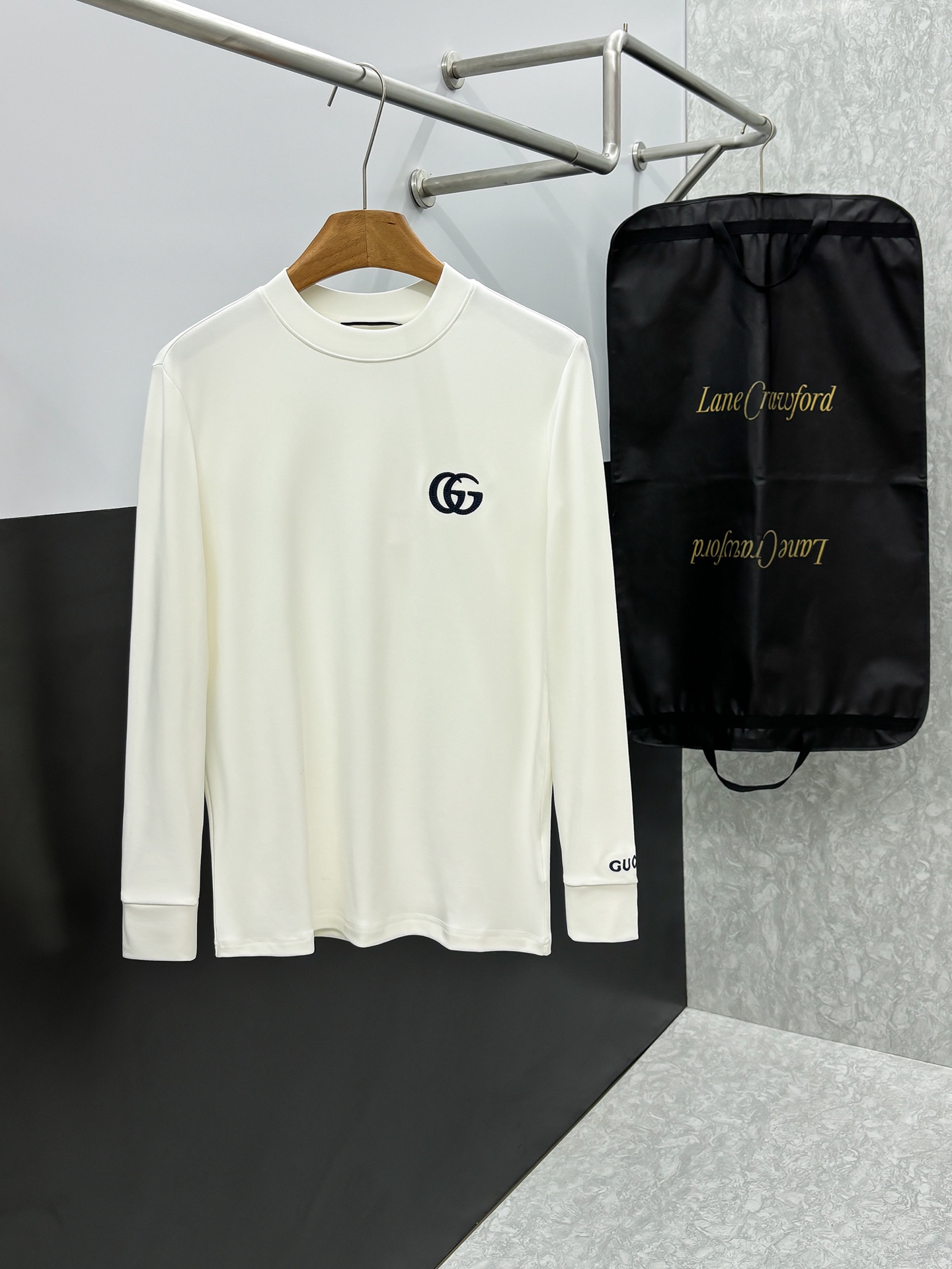 NO:571771,Gucci's new 2025 autumn and winter counter, fashionable casual bottoming long-sleeved T-shirt, made of imported high-density double-sided stretch cotton fabric, made of exquisite original logo, excellent in comfort and breathability, soft, anti-wrinkle, elastic and excellent drape. It is handsome whether worn alone or as an inner layer. It conforms to men's practical dressing habits, pursues luxury, noble and elegant style, creates extraordinary men's taste, the visual effect is very good, the grade is very high, simple and fashionable, a must-have choice for leisure and business!  Size S-XXL,,gucci,gucci,tees,t-shirt,alexander wang19860909古驰 Gucci 2025秋冬专柜新款 时尚休闲打底衫长袖T恤,精选进口高密度双面拉架棉面料,精致原版logo打造,舒适性与透气性兼优,柔软抗皱弹性和垂性极佳,无论是单穿或是内搭都是帅气十足,吻合了男性实用穿衣习惯,追求奢华高贵优雅风范,打造不凡男士品味,视觉效果非常赞,档次极高,简约时尚,休闲商务必备之选！ 码数S-XXL,,gucci,gucci,tees，t-shirt,alexander wang,Men's clothing
