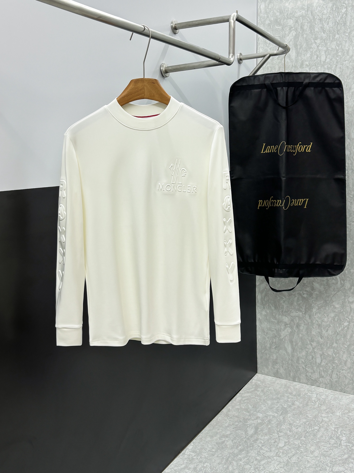 NO:571774,MONCLER 2025 autumn and winter counter new fashion casual bottoming long-sleeved T-shirt, made of imported high-density double-sided stretch cotton fabric, made with exquisite original logo, excellent in comfort and breathability, soft and anti-wrinkle, elastic and drapey. It is handsome whether worn alone or as an inner layer. It conforms to men's practical dressing habits, pursues luxury, noble and elegant style, and creates extraordinary men's taste. The visual effect is very good, the grade is very high, simple and fashionable, a must-have for leisure and business!  Size S-XXL,,Moncler,tees,t-shirt,alexander wang19860909蒙口 MONCLER 2025秋冬专柜新款 时尚休闲打底衫长袖T恤,精选进口高密度双面拉架棉面料,精致原版logo打造,舒适性与透气性兼优,柔软抗皱弹性和垂性极佳,无论是单穿或是内搭都是帅气十足,吻合了男性实用穿衣习惯,追求奢华高贵优雅风范,打造不凡男士品味,视觉效果非常赞,档次极高,简约时尚,休闲商务必备之选！ 码数S-XXL,,Moncler,tees，t-shirt,alexander wang,Men's clothing