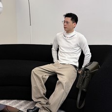 Givenchy 秋冬专柜新款 时尚休闲打底衫长袖T恤,精选进口高密度双面拉架棉面料,精致原版logo打 Givenchy 秋冬专柜新款 时尚休闲打底衫长袖T恤,精选进口高密度双面拉架棉面料,精致原版logo打