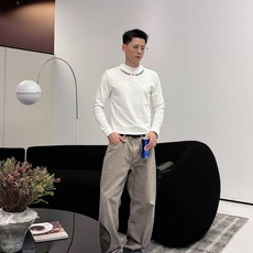 Givenchy 秋冬专柜新款 时尚休闲打底衫长袖T恤,精选进口高密度双面拉架棉面料,精致原版logo打 Givenchy 秋冬专柜新款 时尚休闲打底衫长袖T恤,精选进口高密度双面拉架棉面料,精致原版logo打
