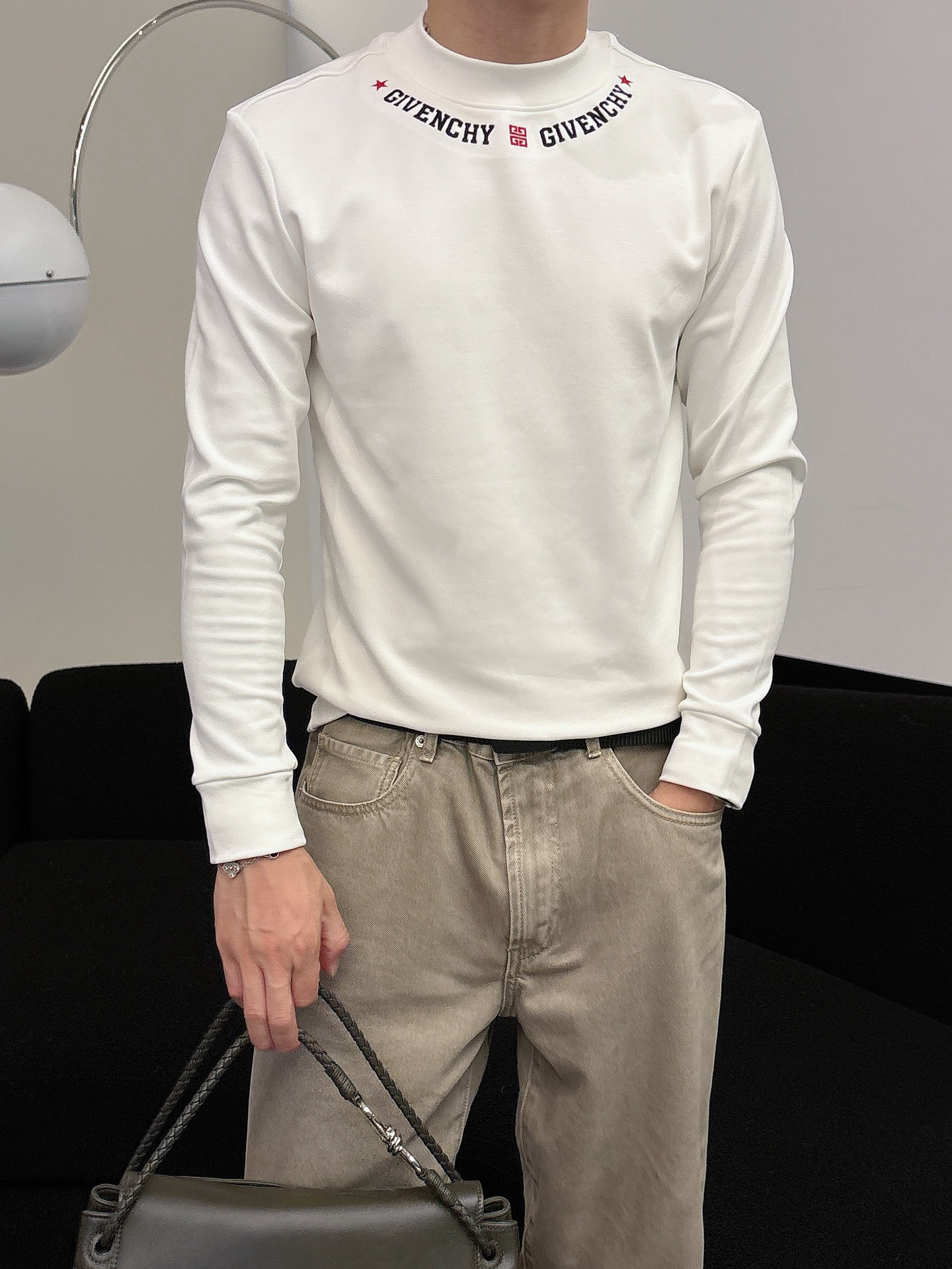 Givenchy 秋冬专柜新款 时尚休闲打底衫长袖T恤,精选进口高密度双面拉架棉面料,精致原版logo打 Givenchy 秋冬专柜新款 时尚休闲打底衫长袖T恤,精选进口高密度双面拉架棉面料,精致原版logo打