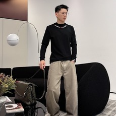 Givenchy 秋冬专柜新款 时尚休闲打底衫长袖T恤,精选进口高密度双面拉架棉面料,精致原版logo打 Givenchy 秋冬专柜新款 时尚休闲打底衫长袖T恤,精选进口高密度双面拉架棉面料,精致原版logo打