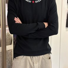 Givenchy 秋冬专柜新款 时尚休闲打底衫长袖T恤,精选进口高密度双面拉架棉面料,精致原版logo打 Givenchy 秋冬专柜新款 时尚休闲打底衫长袖T恤,精选进口高密度双面拉架棉面料,精致原版logo打