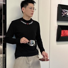 Givenchy 秋冬专柜新款 时尚休闲打底衫长袖T恤,精选进口高密度双面拉架棉面料,精致原版logo打 Givenchy 秋冬专柜新款 时尚休闲打底衫长袖T恤,精选进口高密度双面拉架棉面料,精致原版logo打