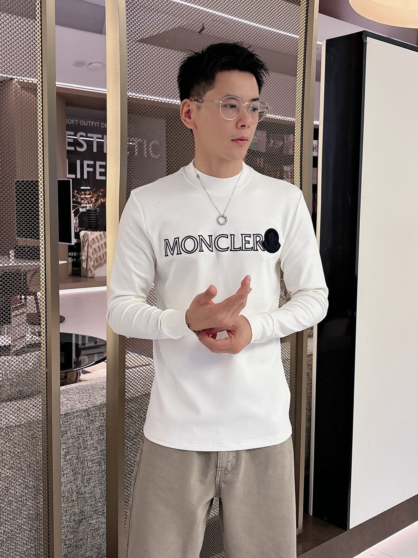 Moncler 秋冬专柜新款 时尚休闲打底衫长袖T恤，精选进口高密度双面拉架棉面料，精致原版logo打造