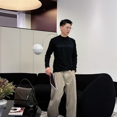 Moncler 秋冬专柜新款 时尚休闲打底衫长袖T恤,精选进口高密度双面拉架棉面料,精致原版logo打造 Moncler 秋冬专柜新款 时尚休闲打底衫长袖T恤,精选进口高密度双面拉架棉面料,精致原版logo打造